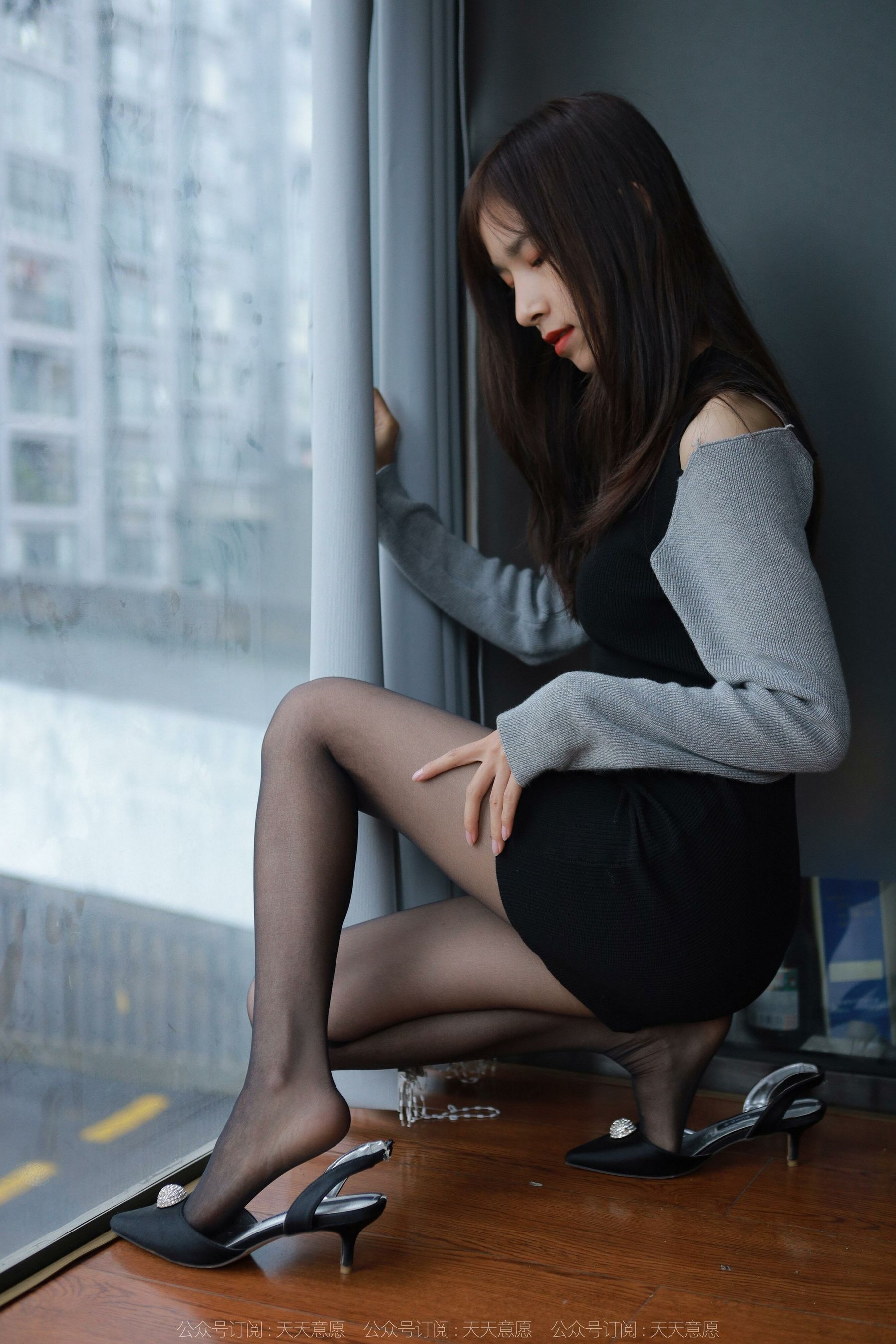 [异思趣向IESS] 模特：美子《沙发上的黑丝》