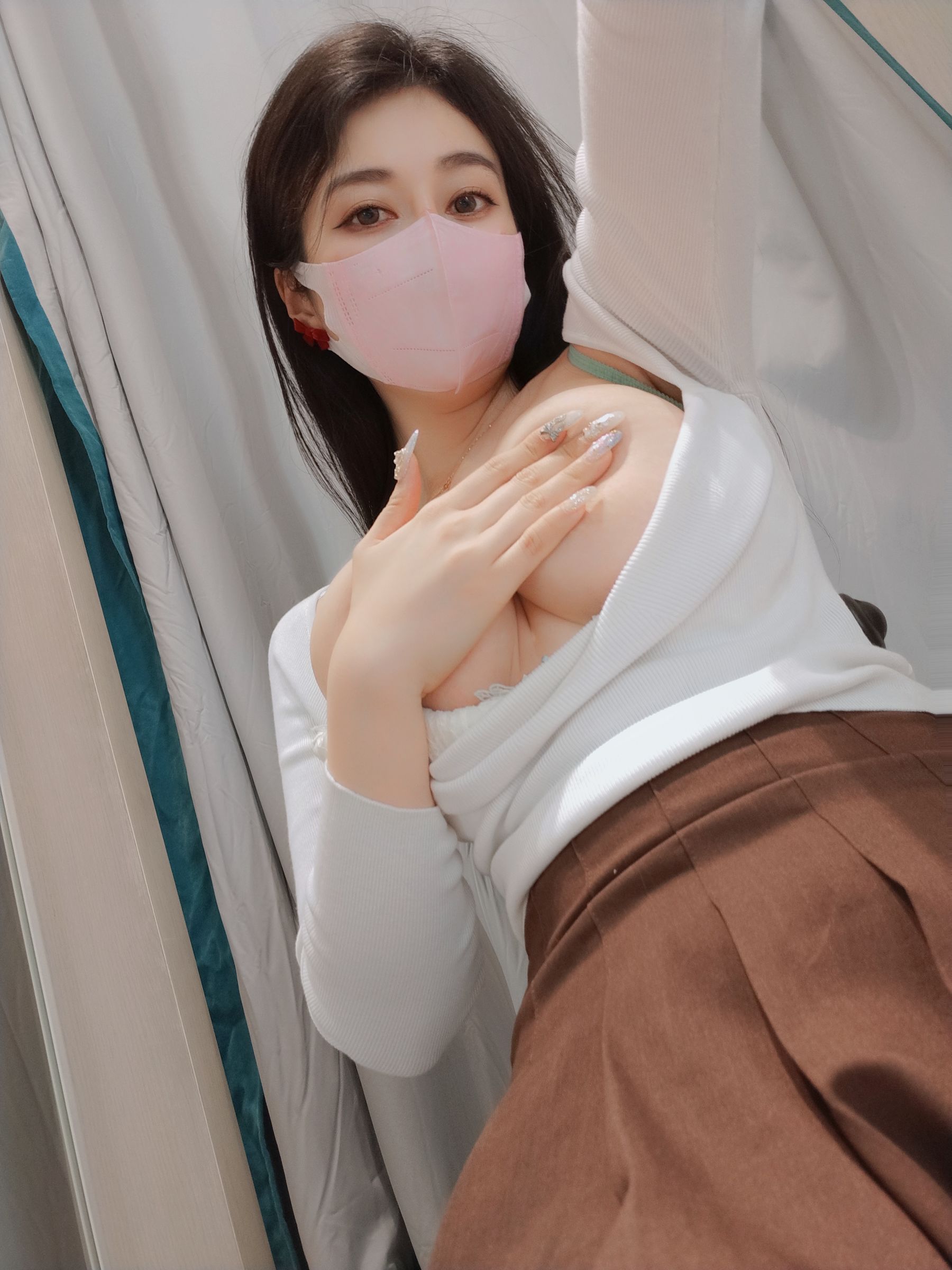 [网红COSER] Coser小姐姐白银 - 更衣室