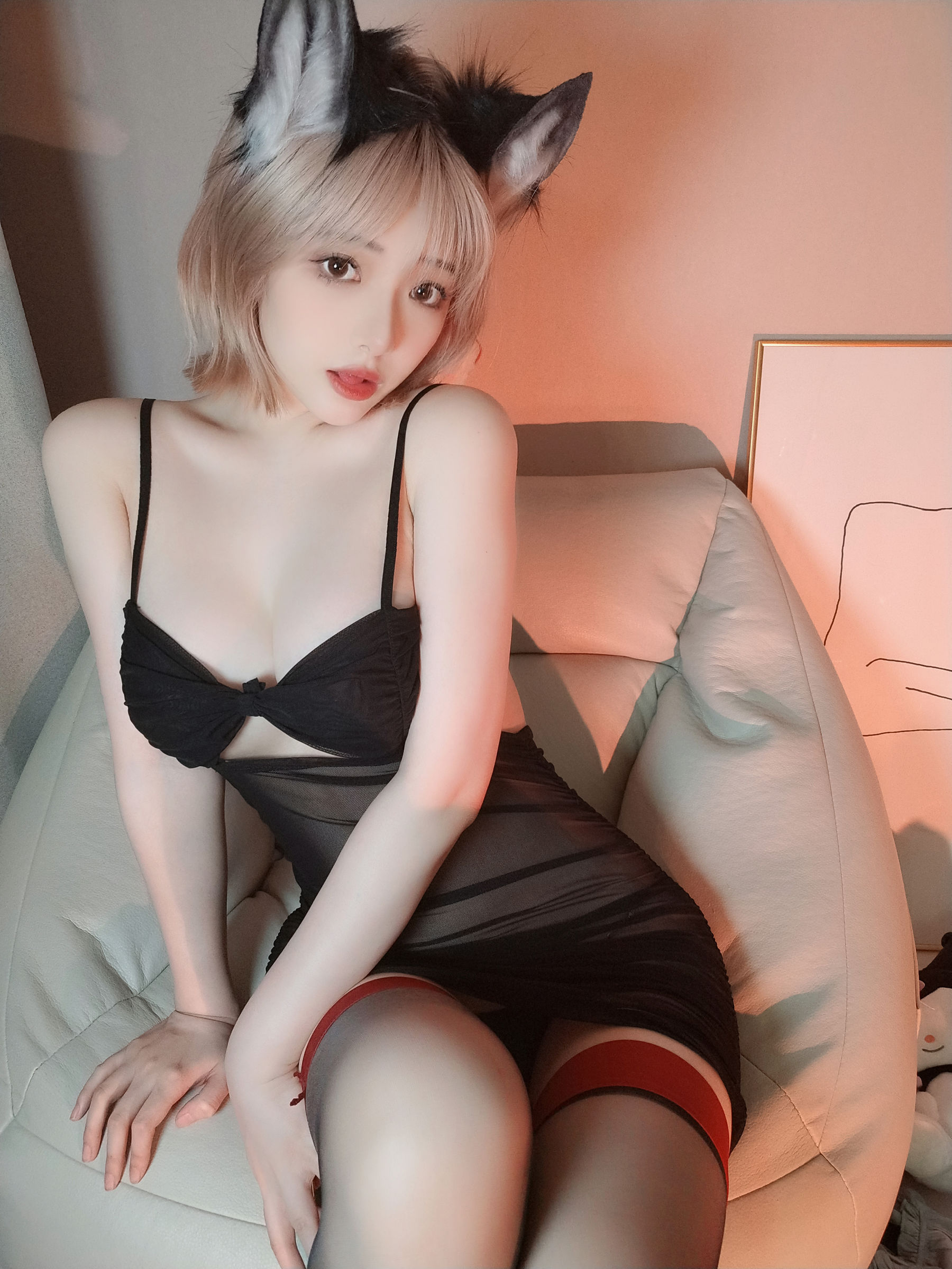 [网红COSER] 动漫博主雯妹 - 红边黑丝