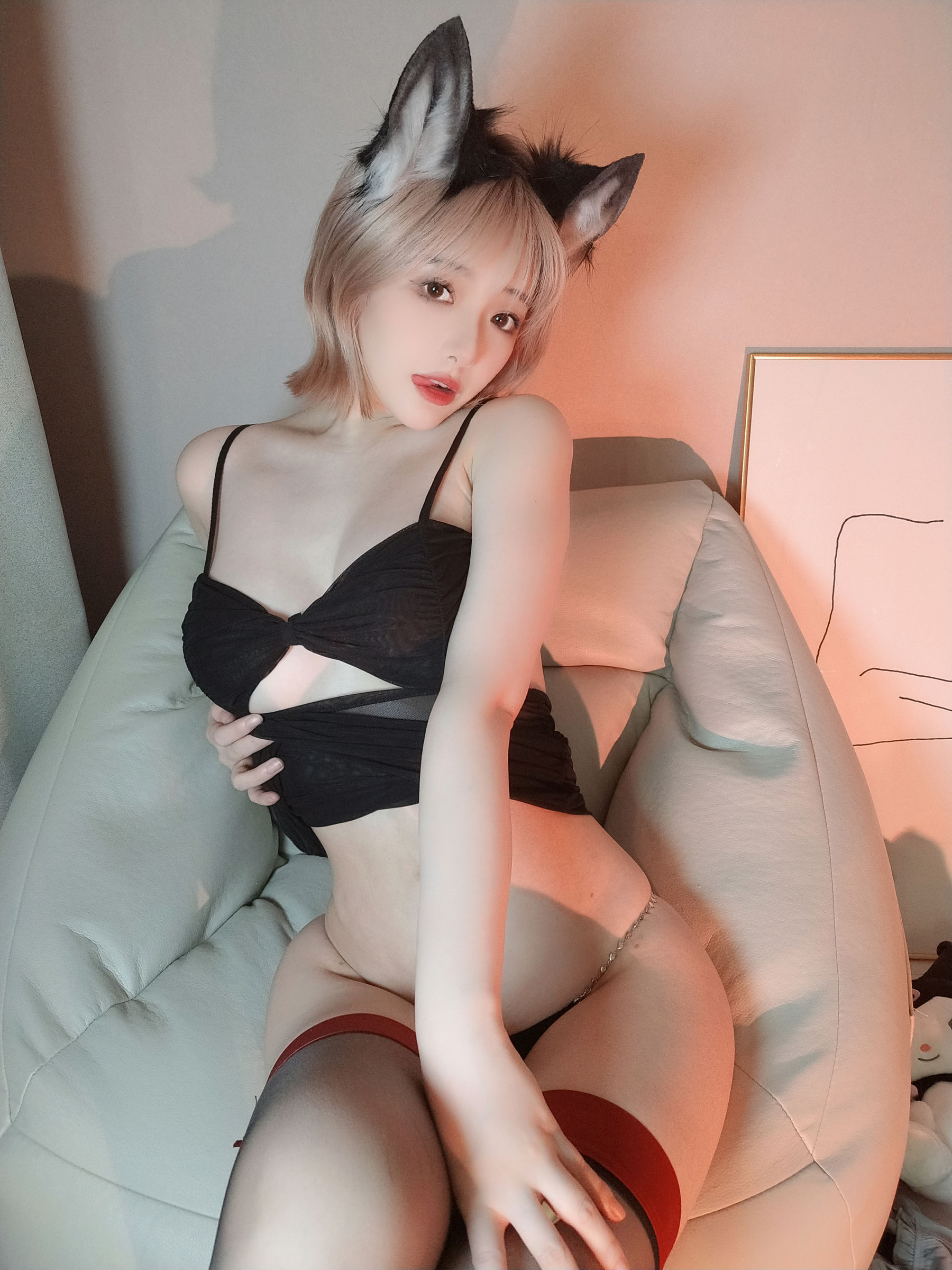 [网红COSER] 动漫博主雯妹 - 红边黑丝