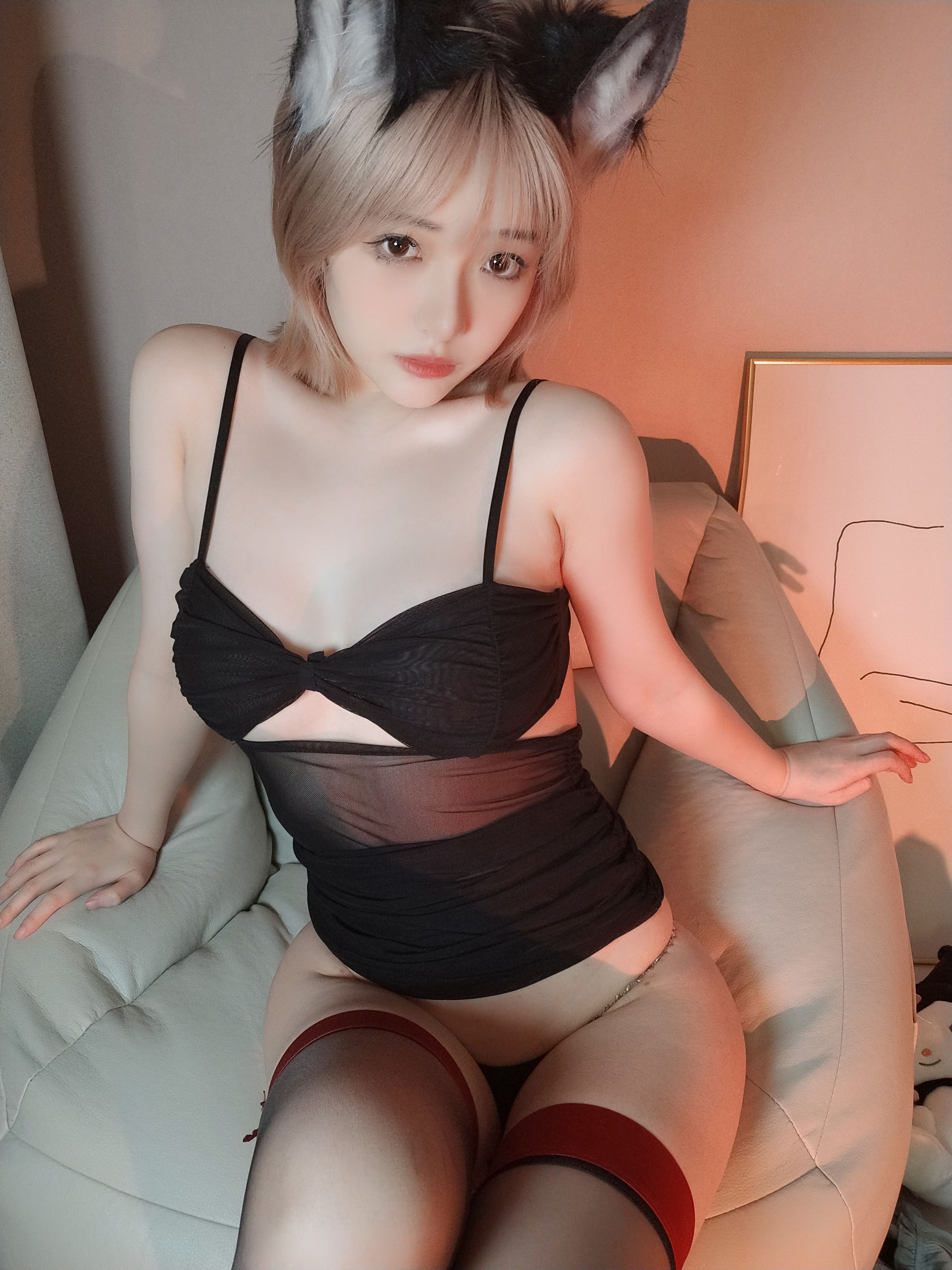 [网红COSER] 动漫博主雯妹 - 红边黑丝