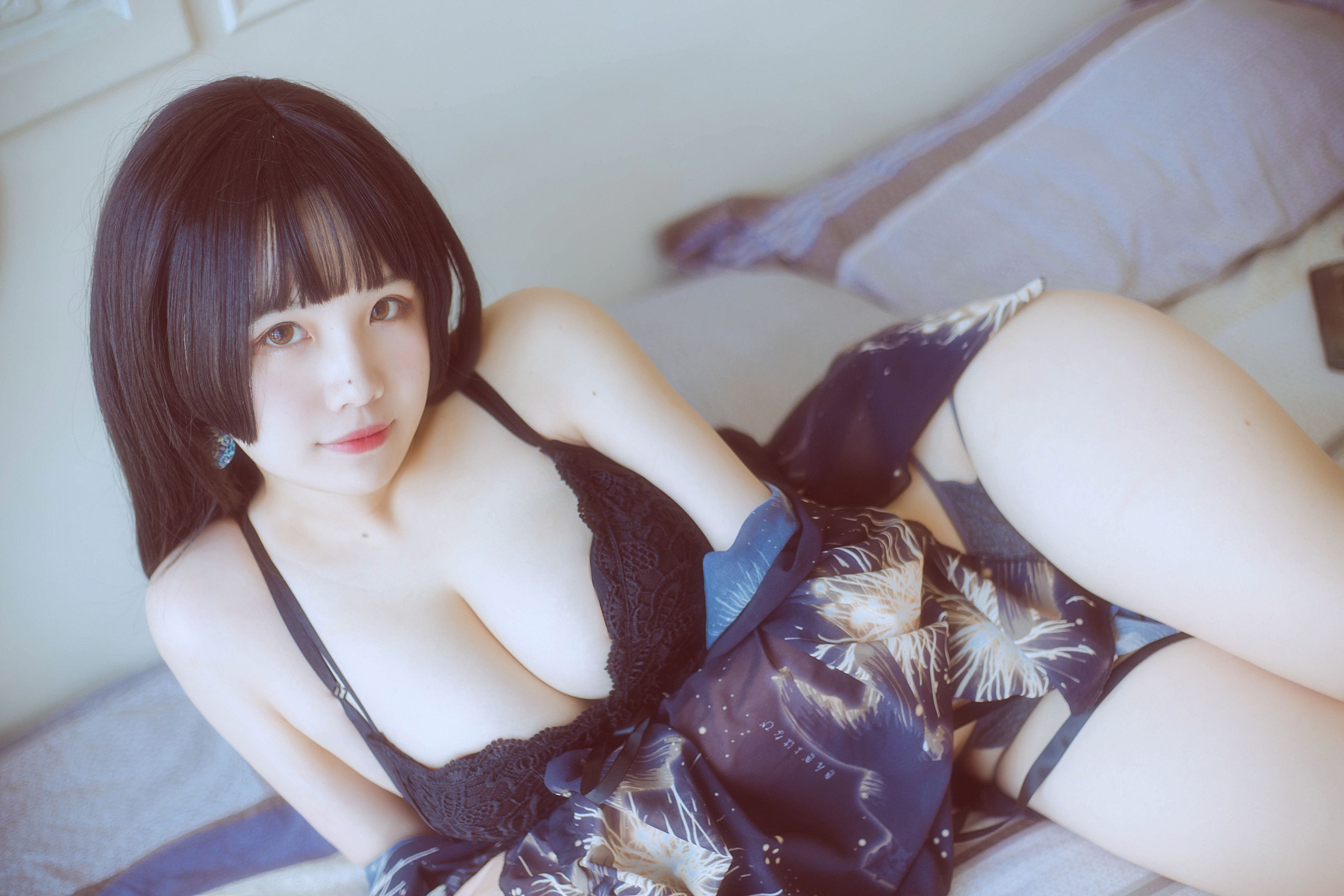 [网红COSER] 草半半宝宝 - 黑色吊带