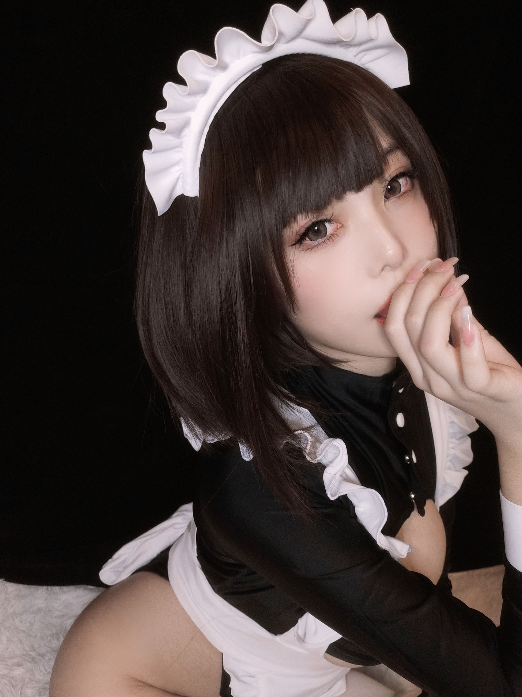 [网红COSER] 萌系小姐姐蜜汁猫裘 - 歪萌高叉女仆自拍
