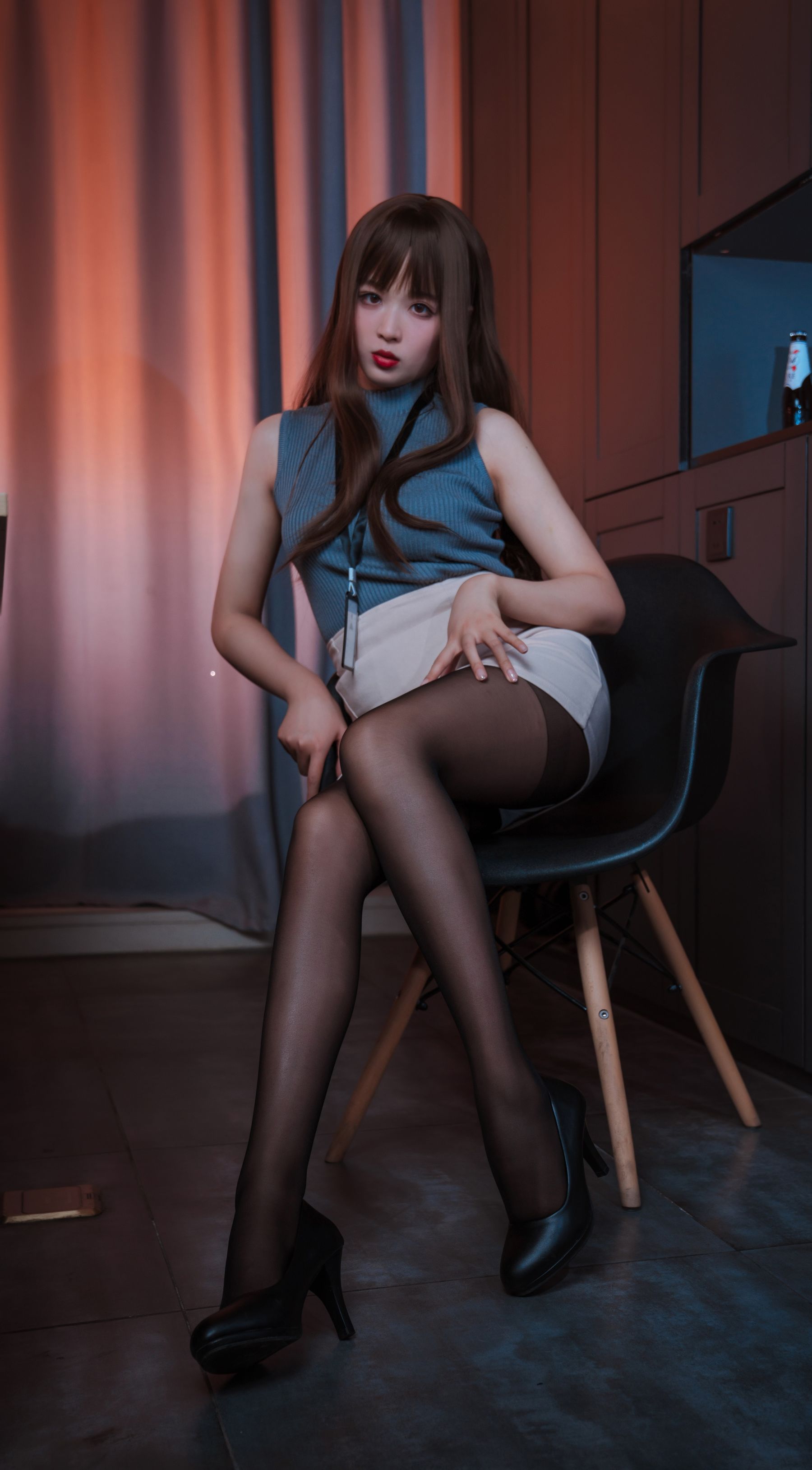 [网红COSER] 轩萧学姐 - 微醺喝醉了OL