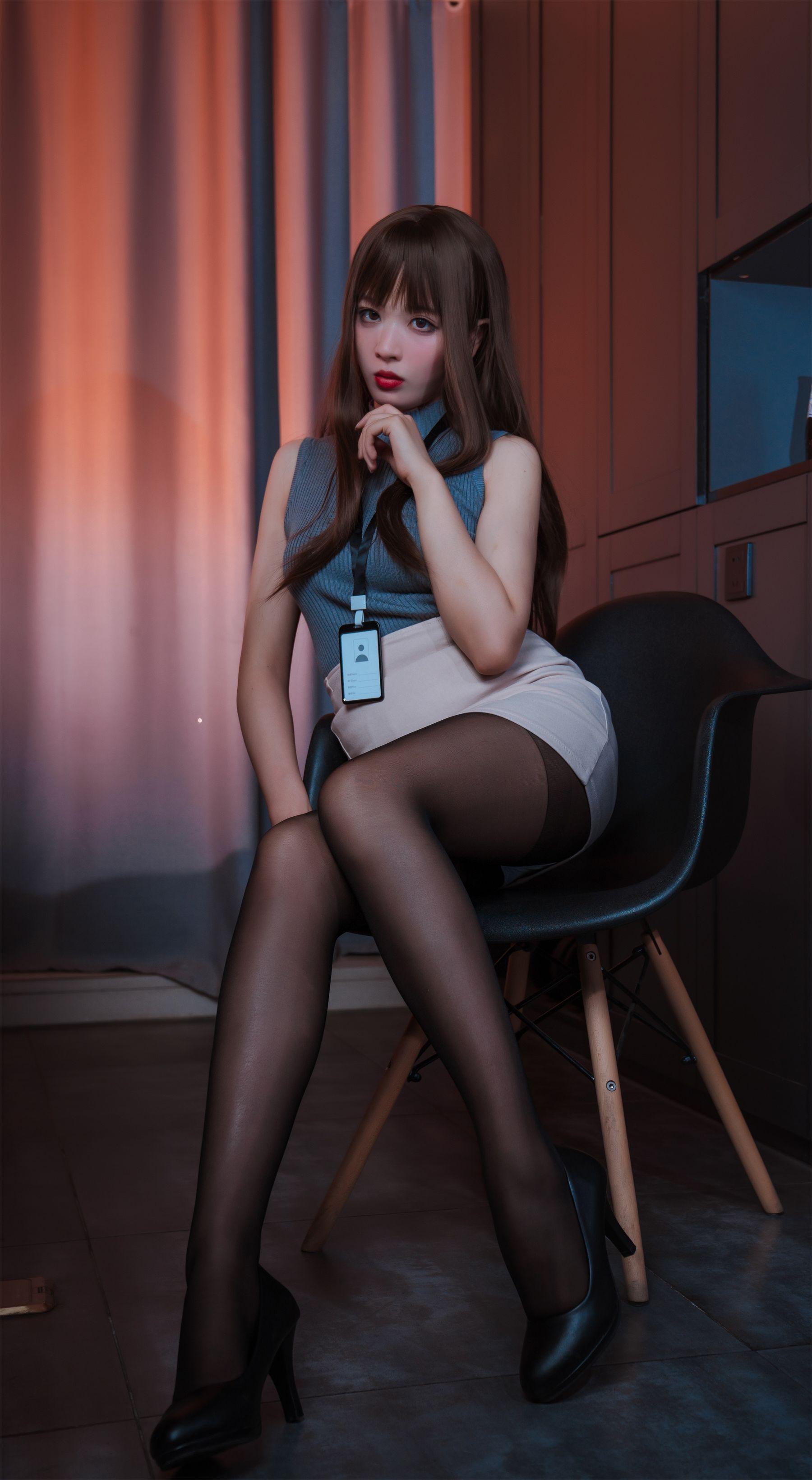 [网红COSER] 轩萧学姐 - 微醺喝醉了OL