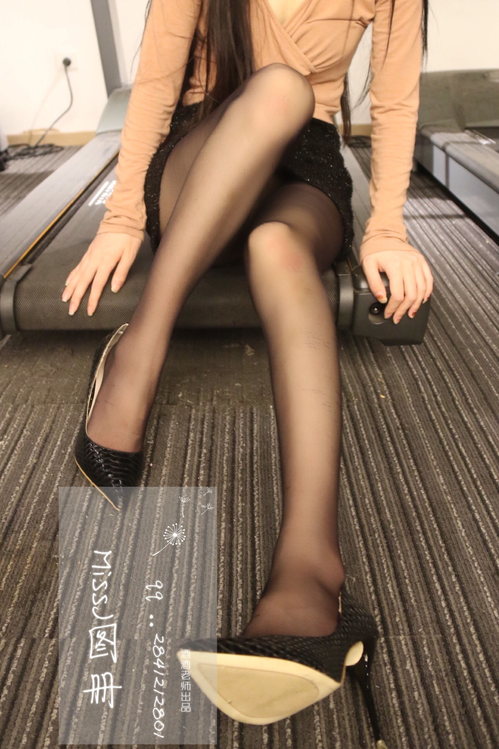 [网红COSER] 酒酒老师 - 你的健身房女友