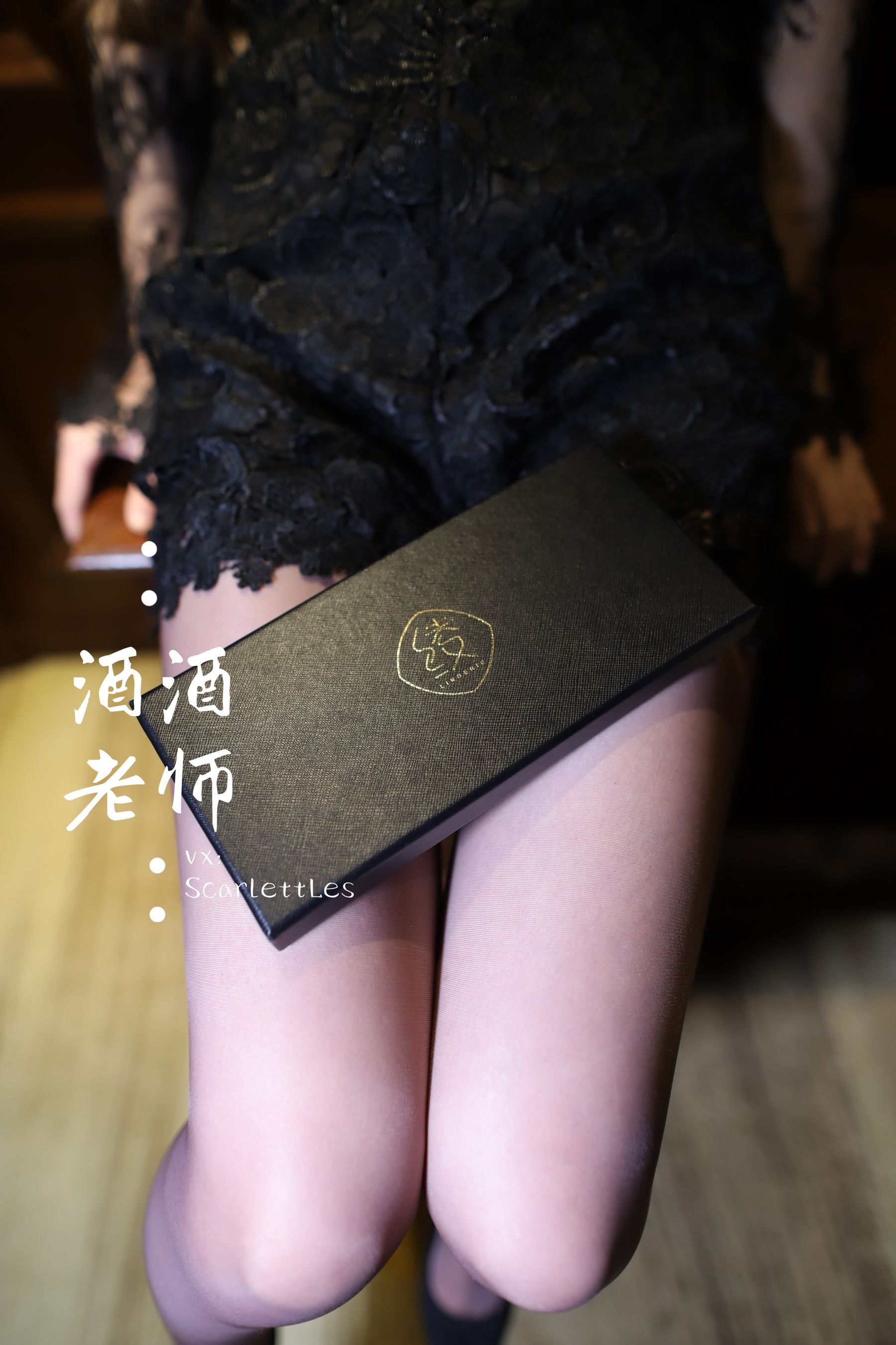 [网红COSER] 酒酒老师 - 开裆丝的紫色诱惑