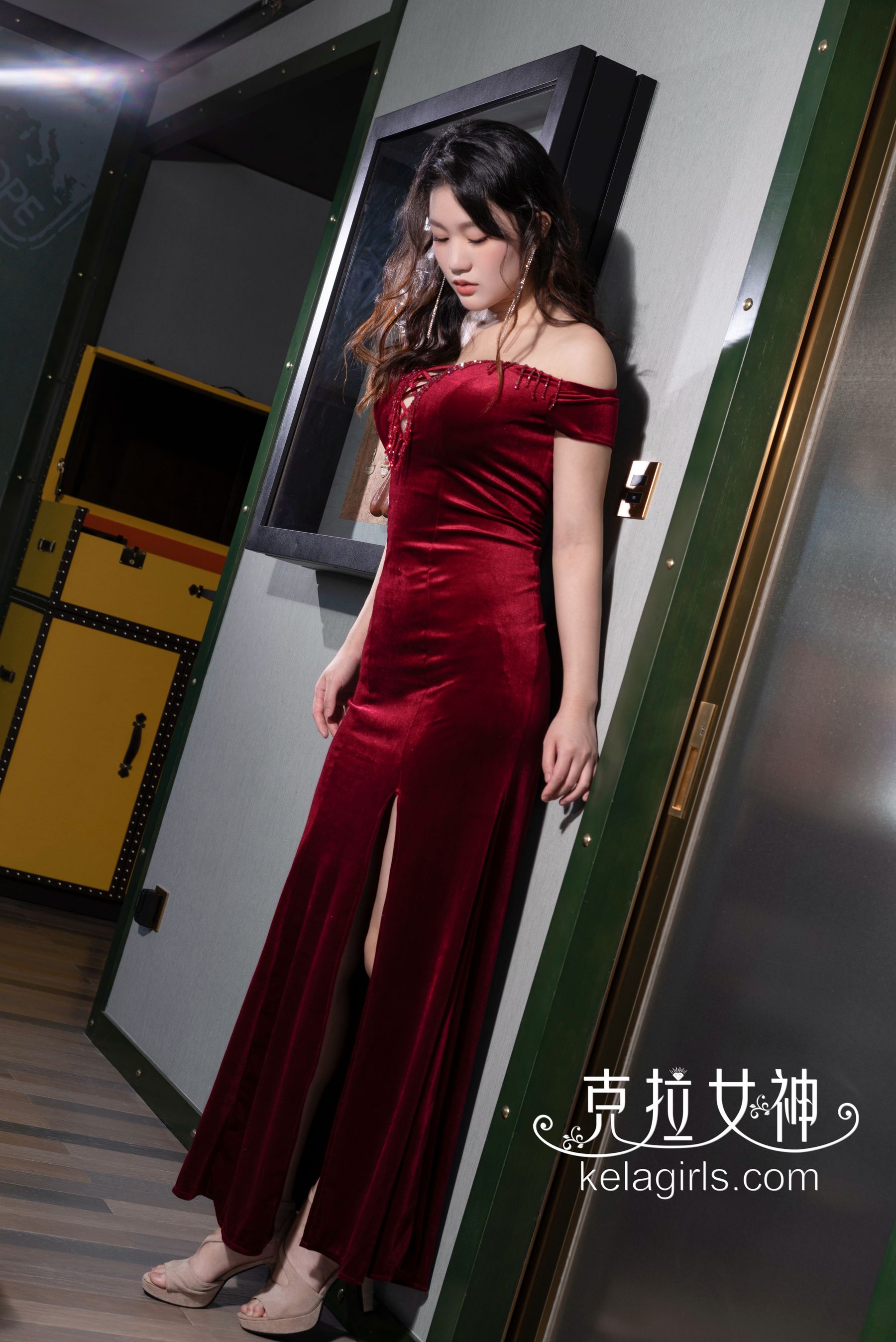 [克拉女神Kelagirls]  宋黛 抬腿撩红裙