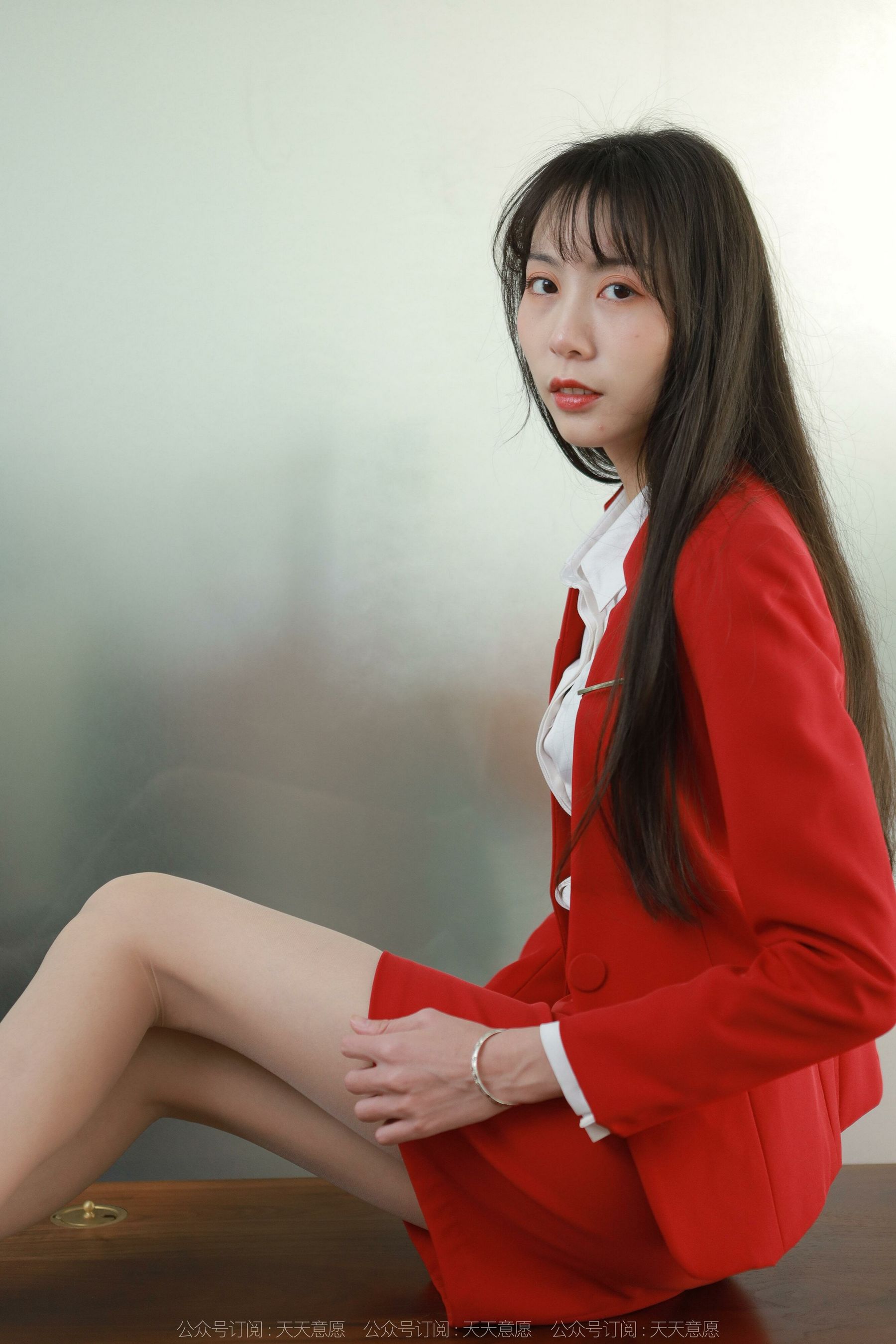 [异思趣向IESS] 模特：团团 《红裙丽人大长腿》
