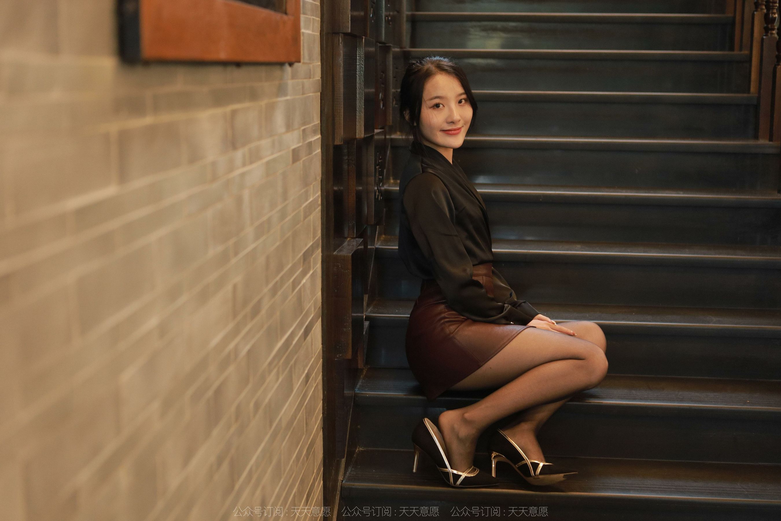 [异思趣向IESS] 模特：婉萍 《褐色皮裙》