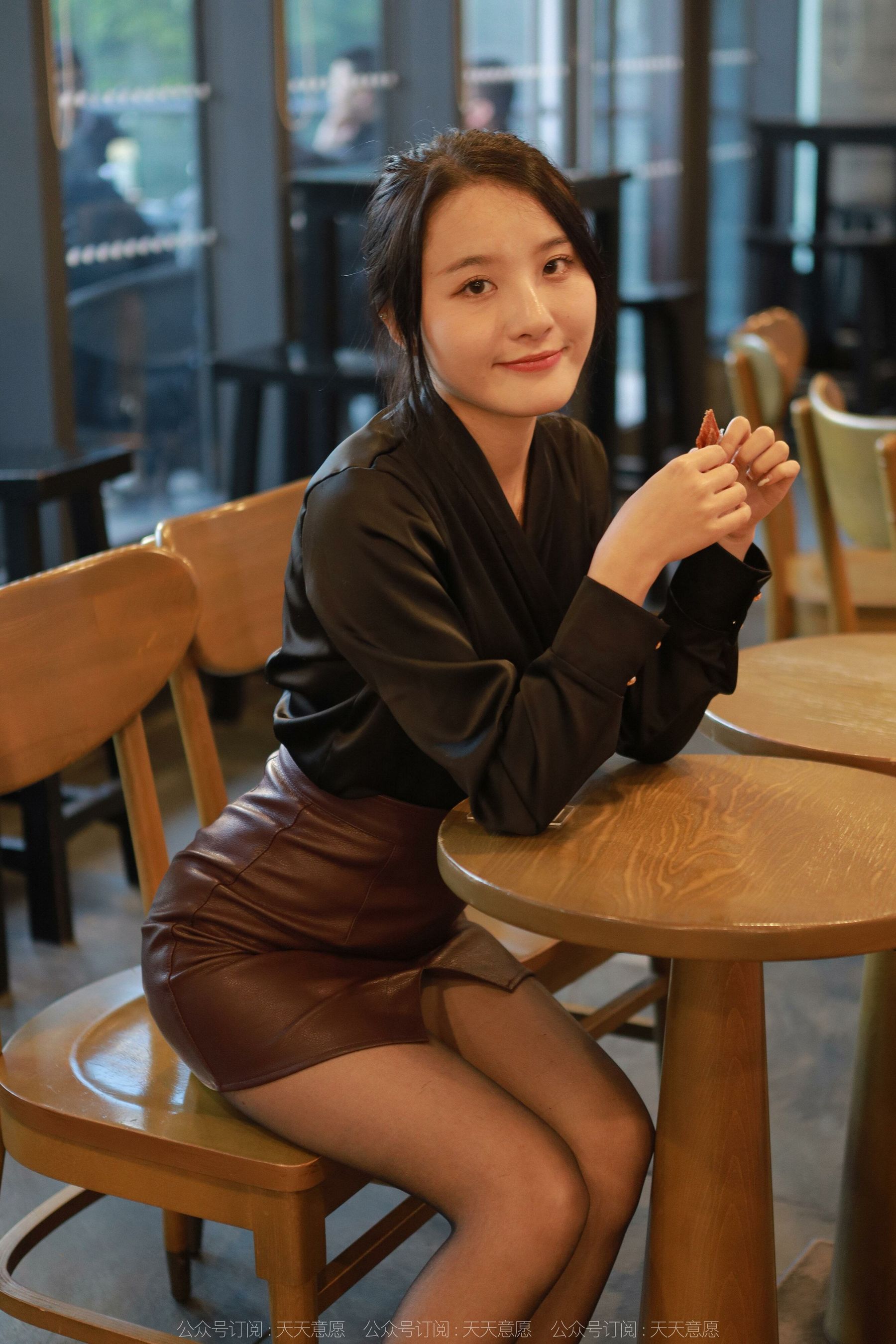 [异思趣向IESS] 模特：婉萍 《褐色皮裙》