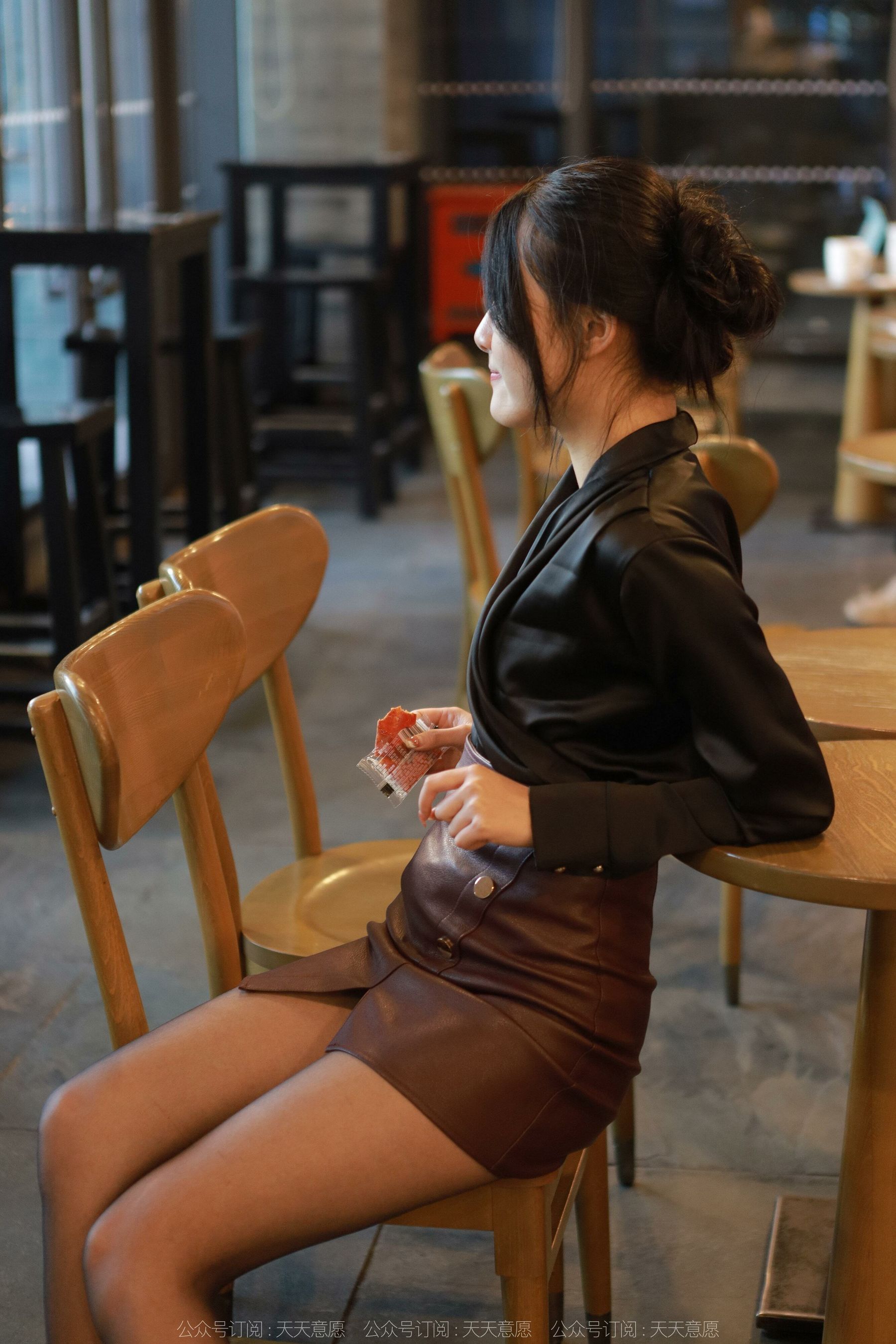 [异思趣向IESS] 模特：婉萍 《褐色皮裙》