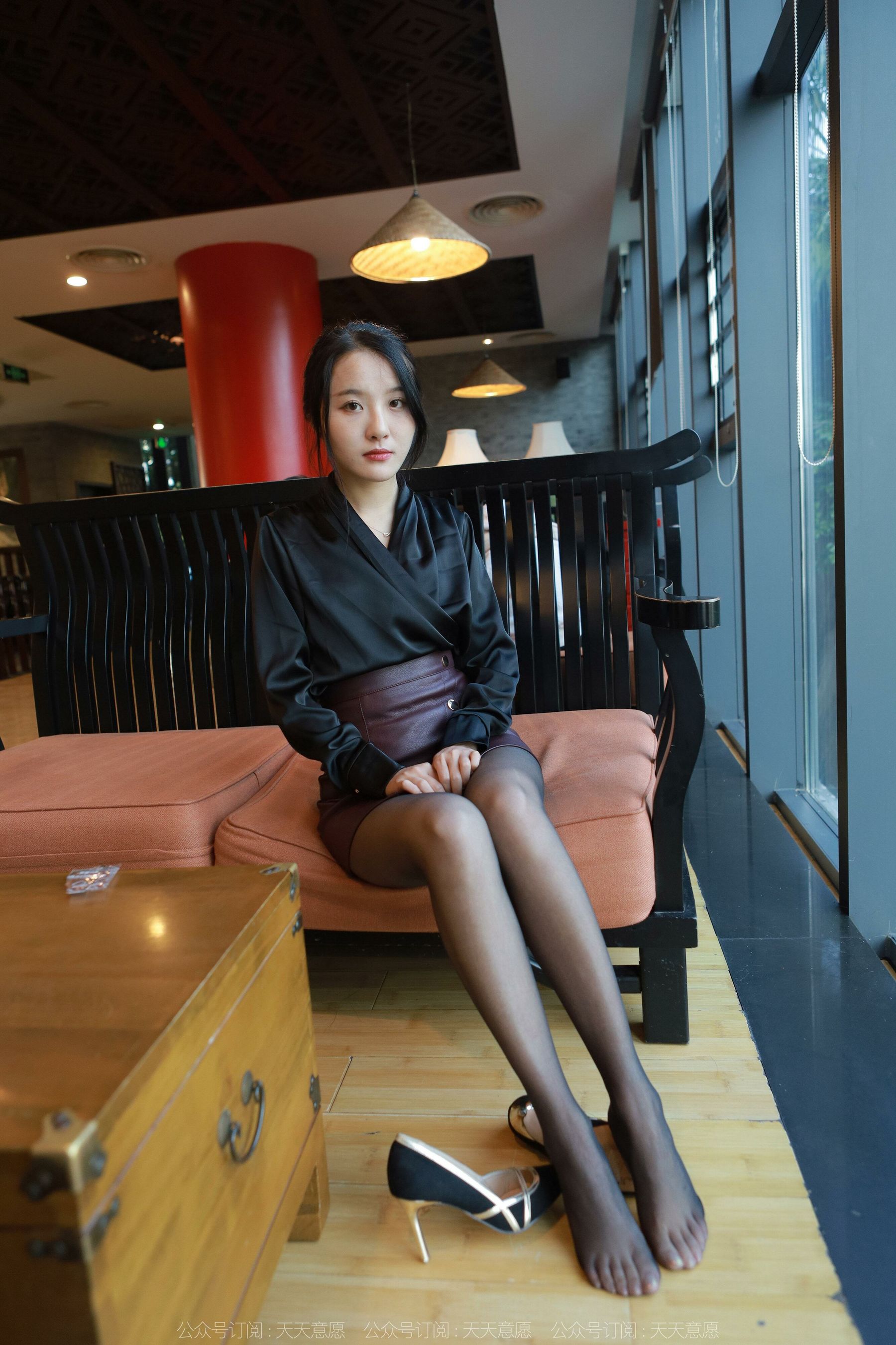 [异思趣向IESS] 模特：婉萍 《褐色皮裙》