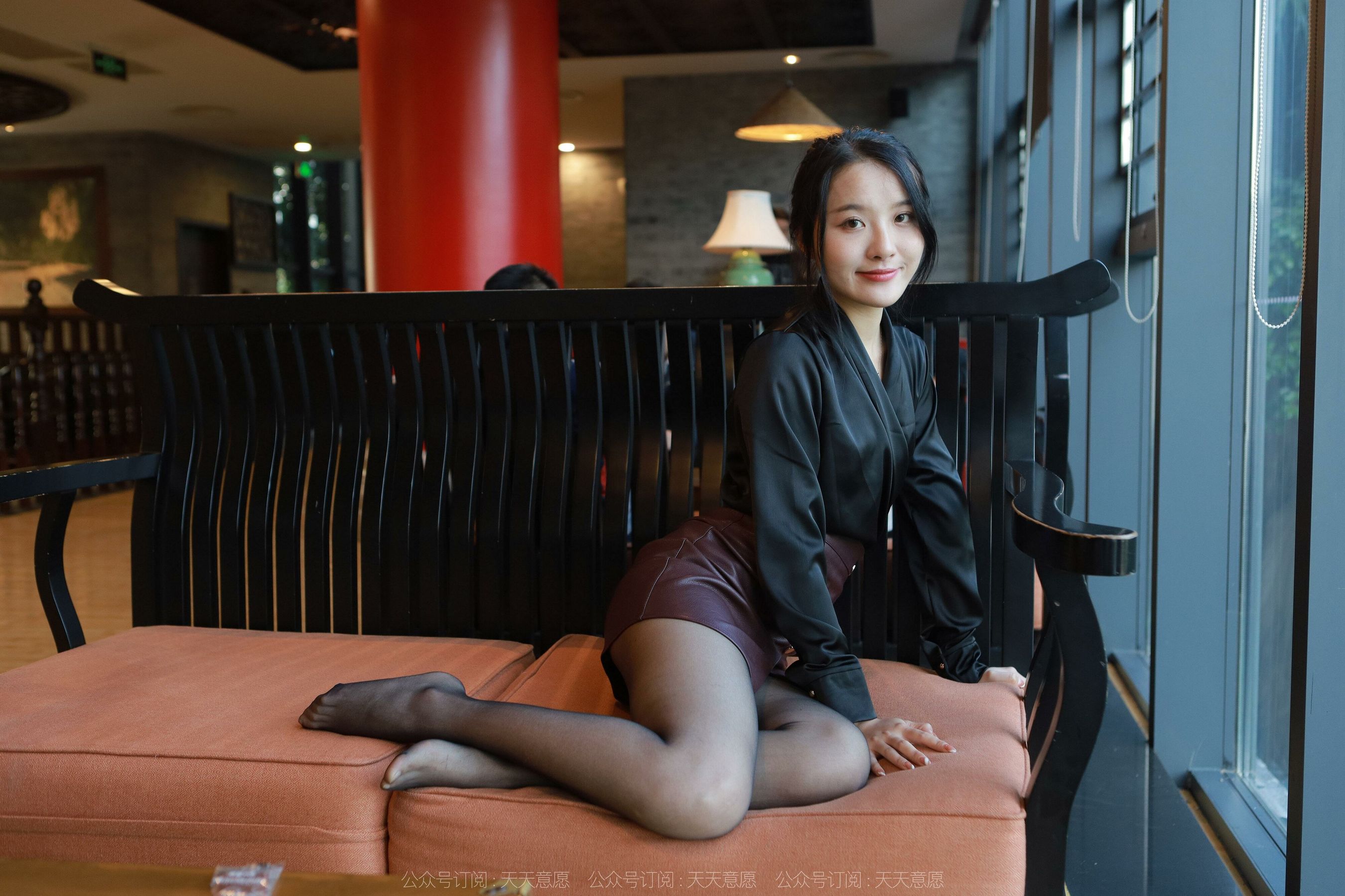 [异思趣向IESS] 模特：婉萍 《褐色皮裙》
