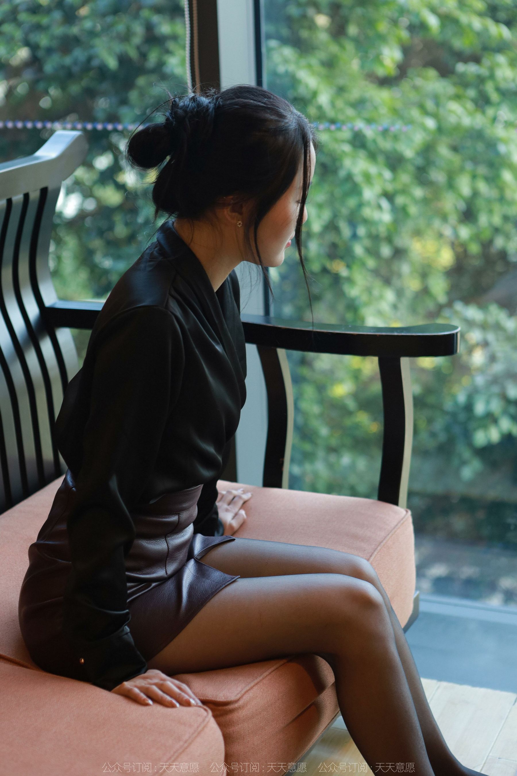 [异思趣向IESS] 模特：婉萍 《褐色皮裙》