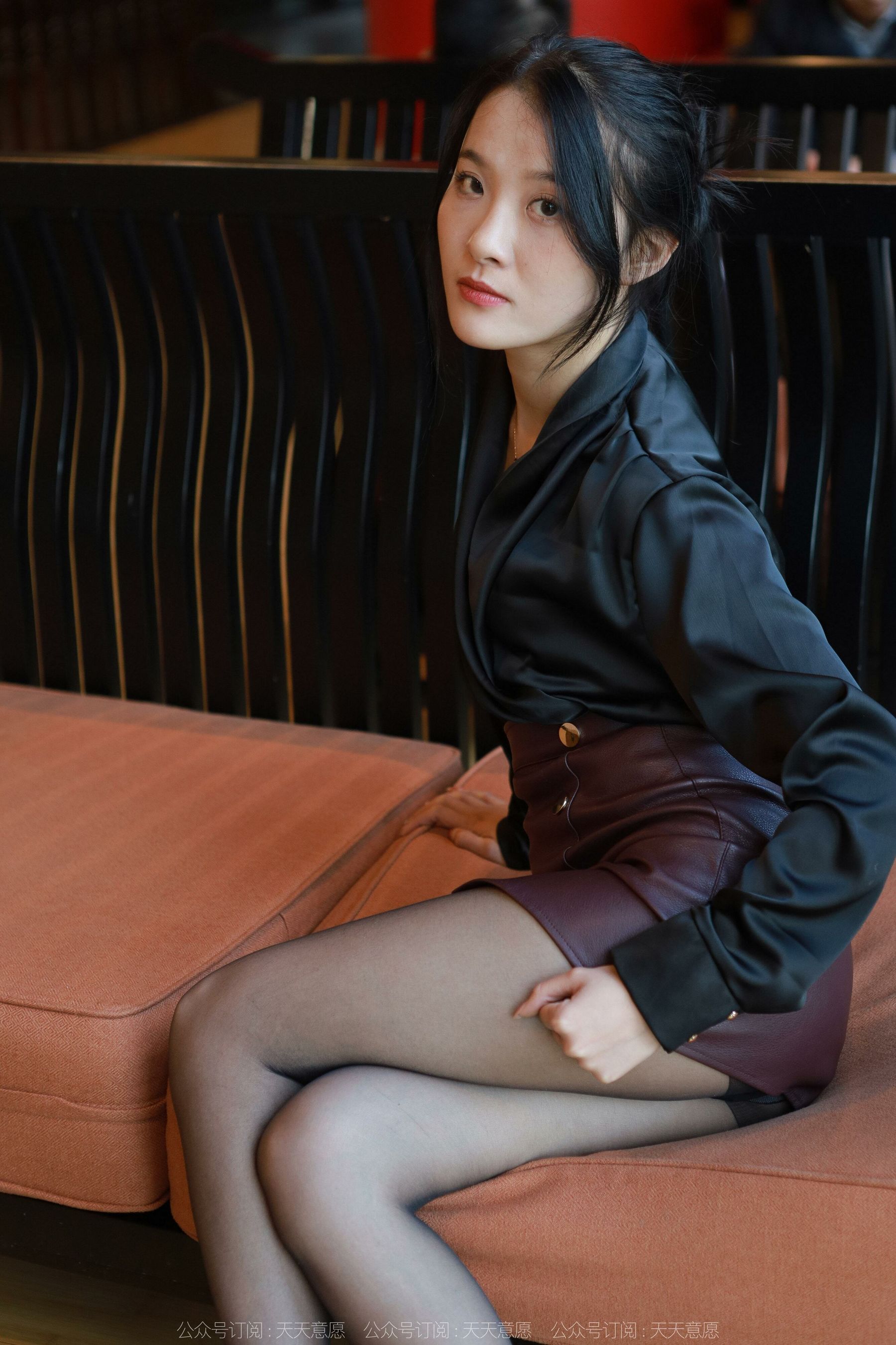 [异思趣向IESS] 模特：婉萍 《褐色皮裙》