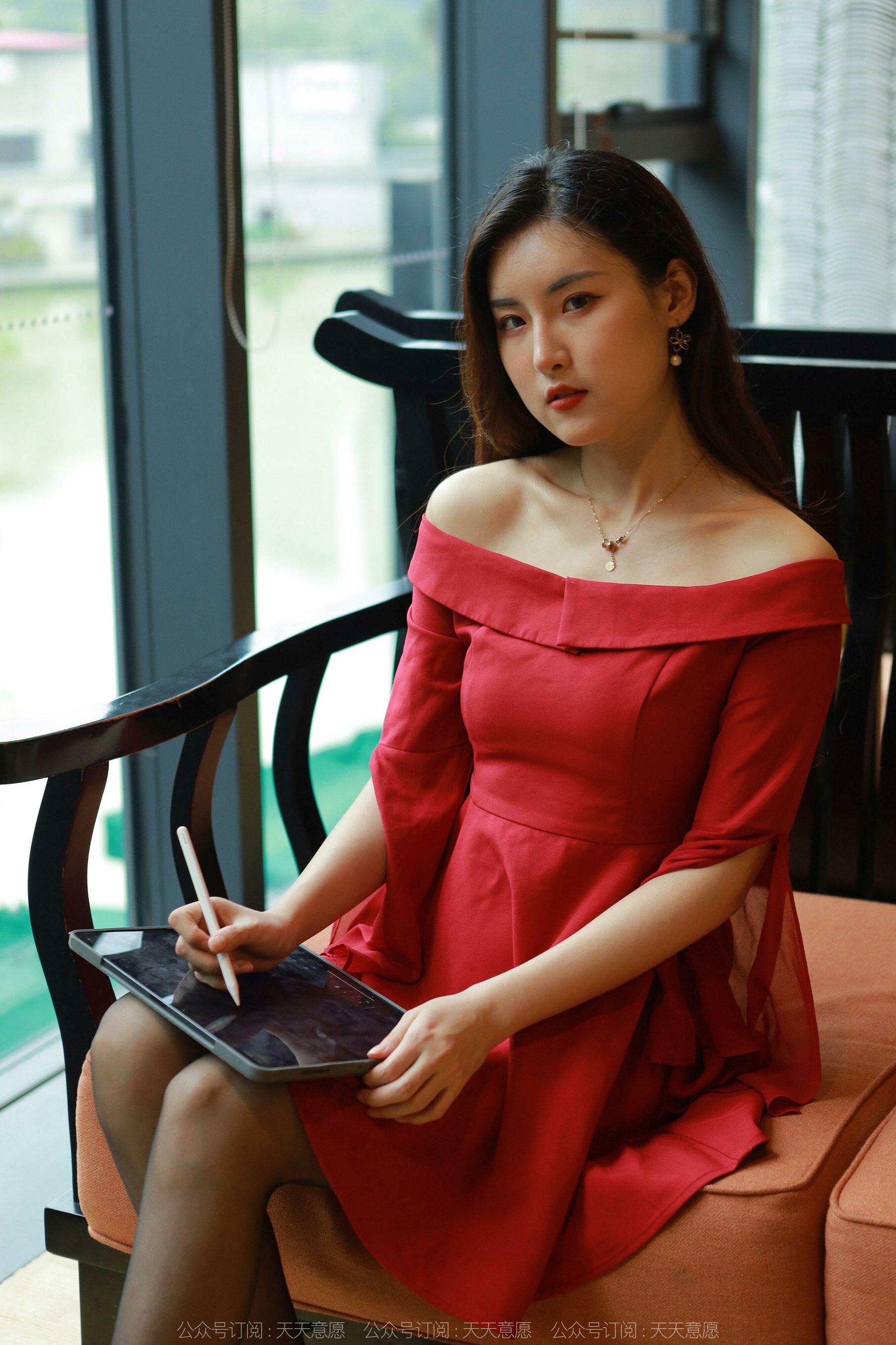 [异思趣向IESS] 模特：小宝 《红裙女神》