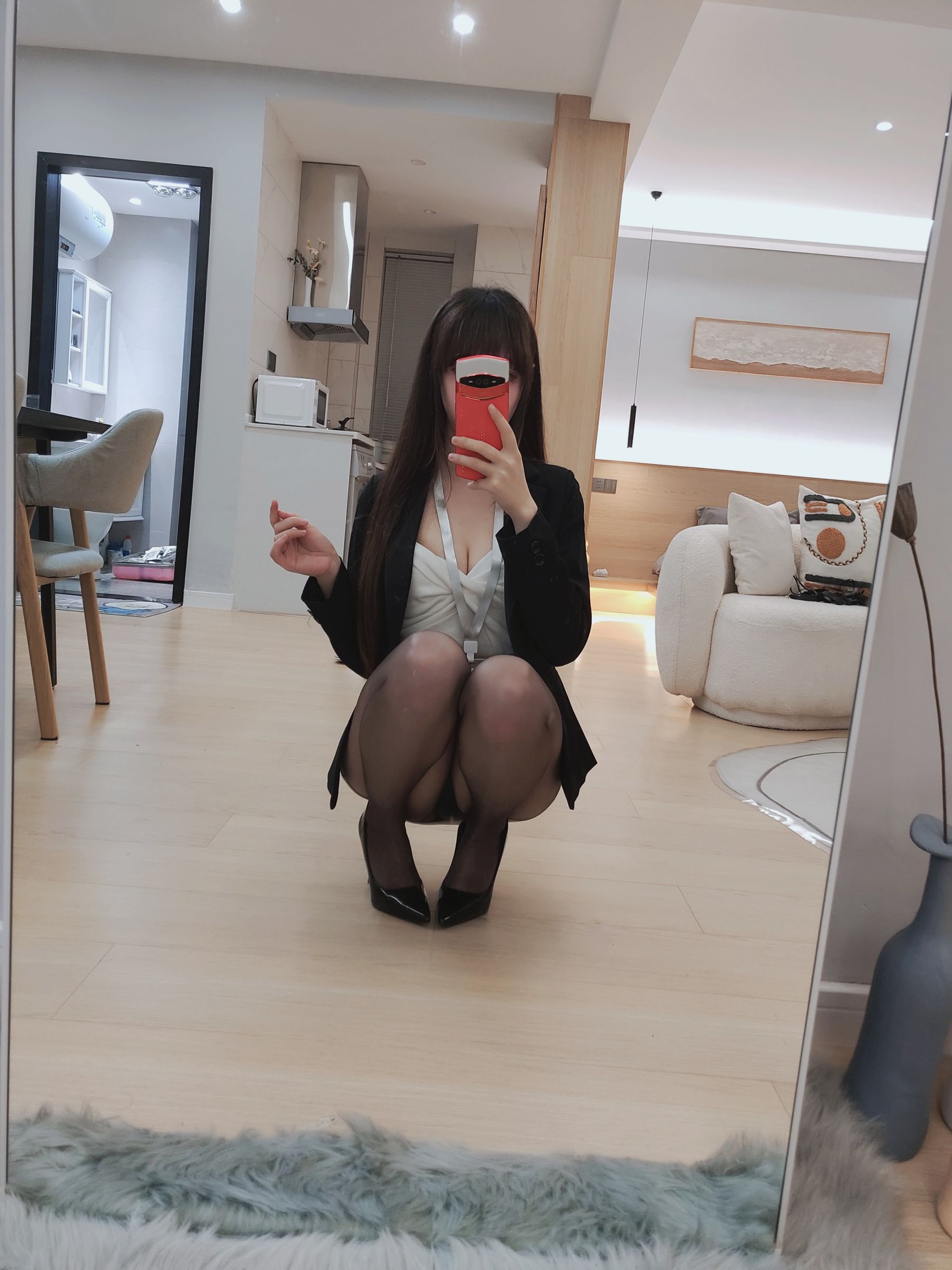 [福利COS] Cos小姐姐雪琪 - OL后辈出差第一天