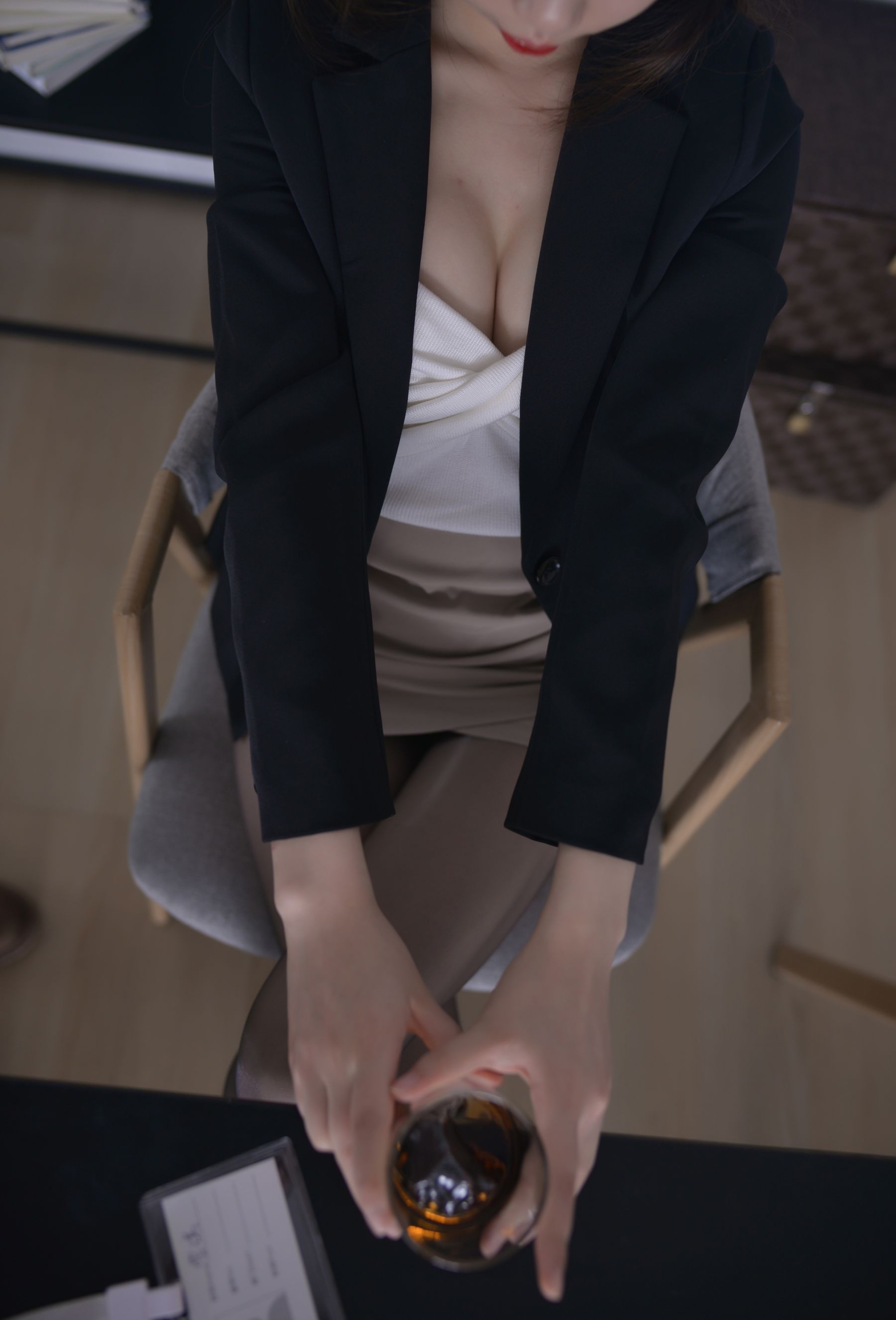 [福利COS] Cos小姐姐雪琪 - OL后辈出差第一天