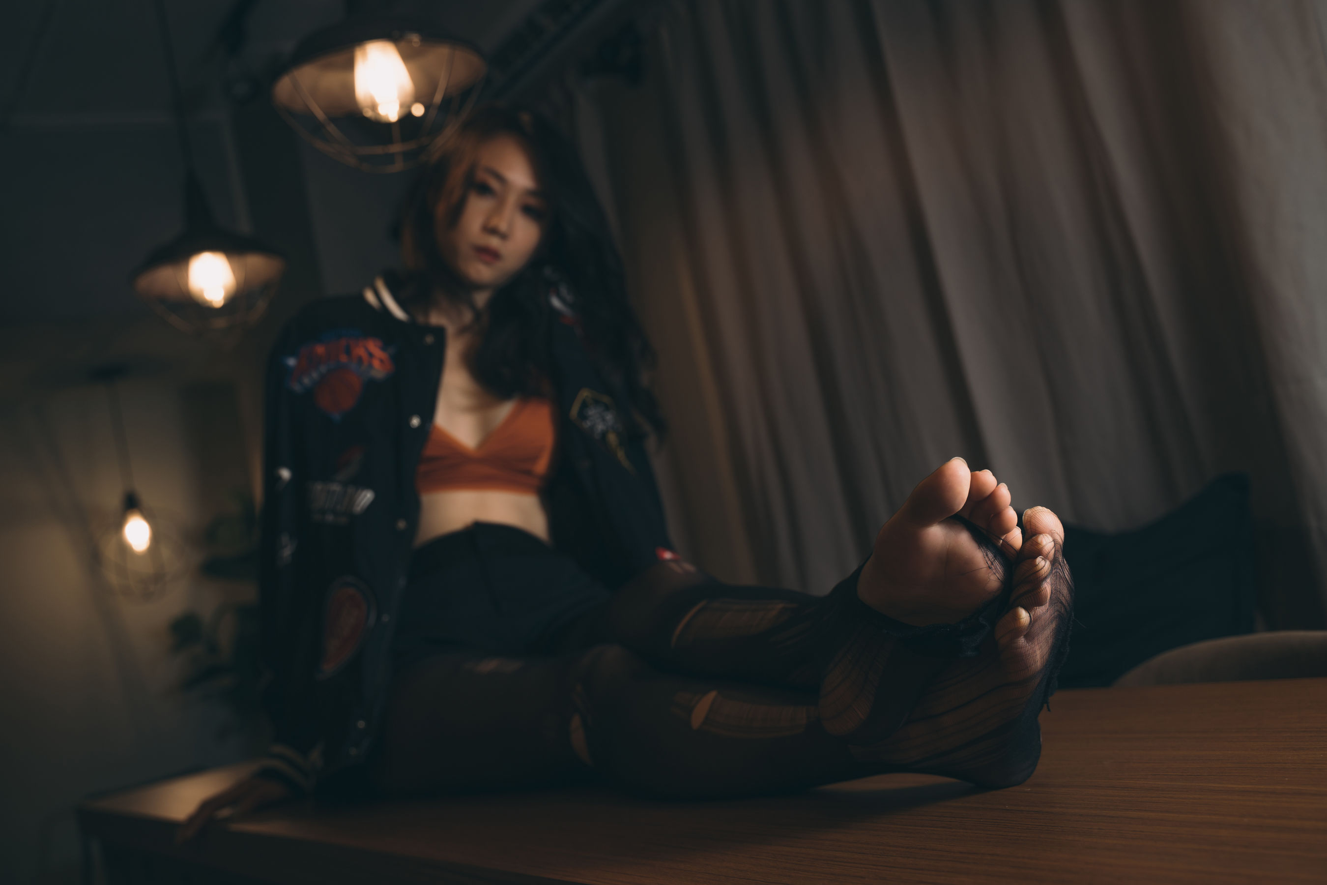 [福利COS] Limerence 性感妹子!近距离撕扯黑丝袜展示嫩足
