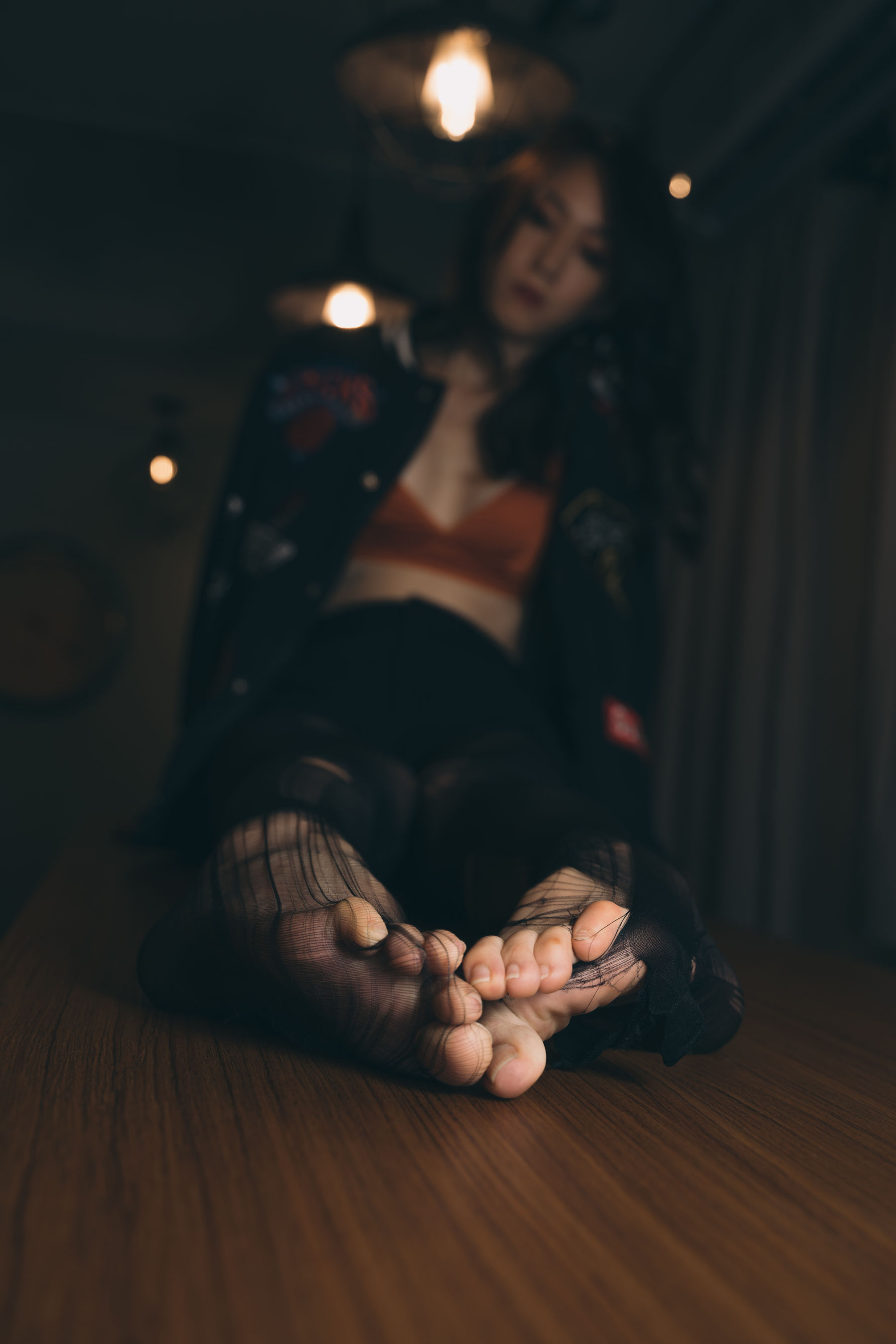 [福利COS] Limerence 性感妹子!近距离撕扯黑丝袜展示嫩足