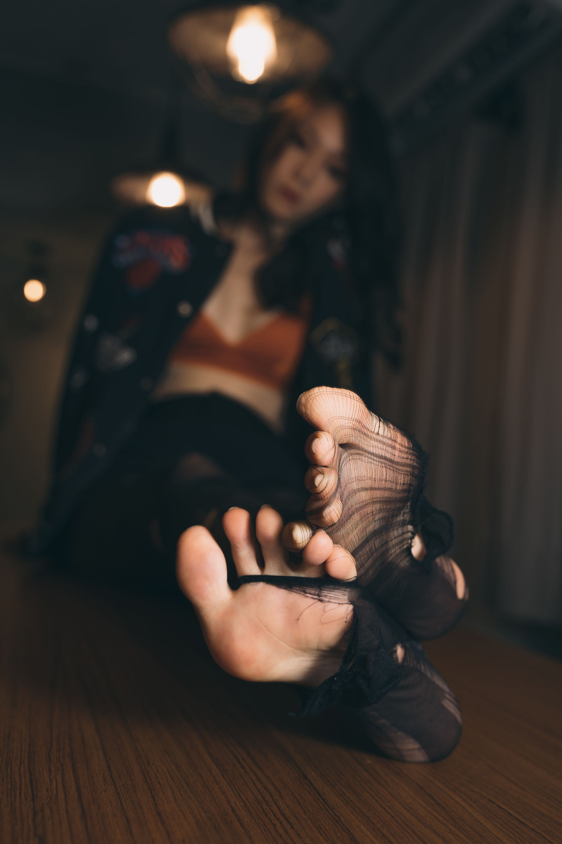 [福利COS] Limerence 性感妹子!近距离撕扯黑丝袜展示嫩足