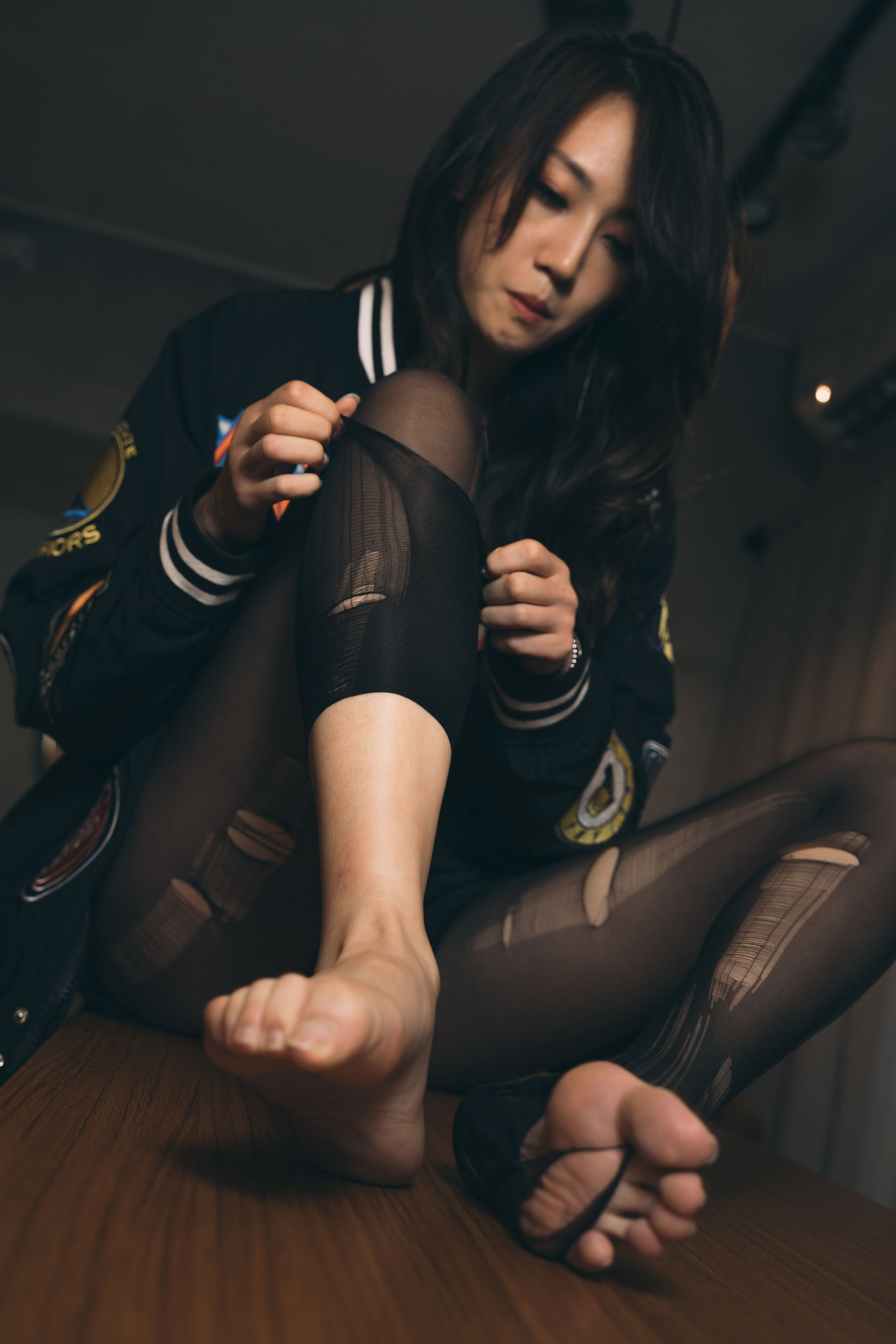 [福利COS] Limerence 性感妹子!近距离撕扯黑丝袜展示嫩足