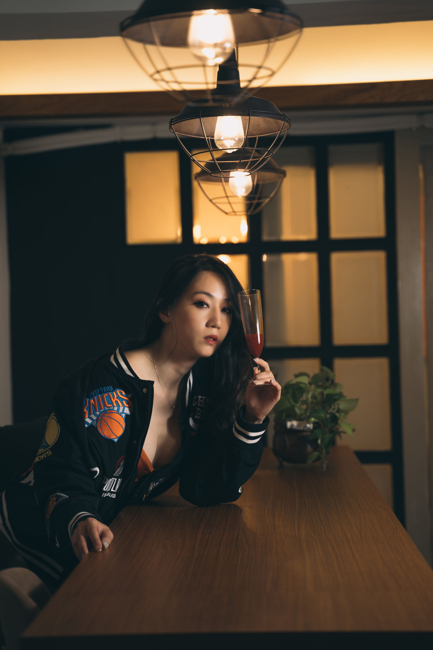 [福利COS] Limerence 性感妹子!近距离撕扯黑丝袜展示嫩足