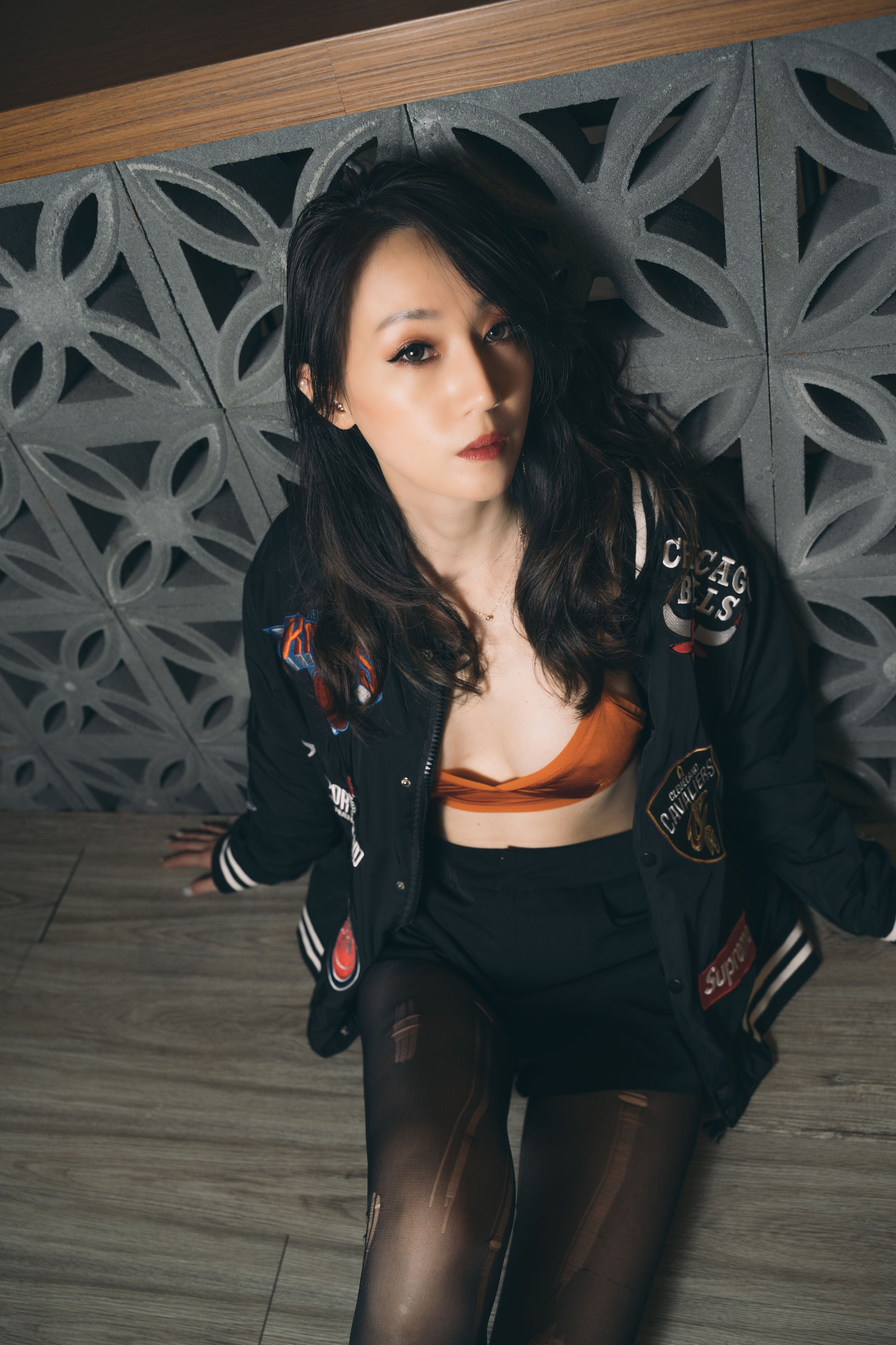 [福利COS] Limerence 性感妹子!近距离撕扯黑丝袜展示嫩足