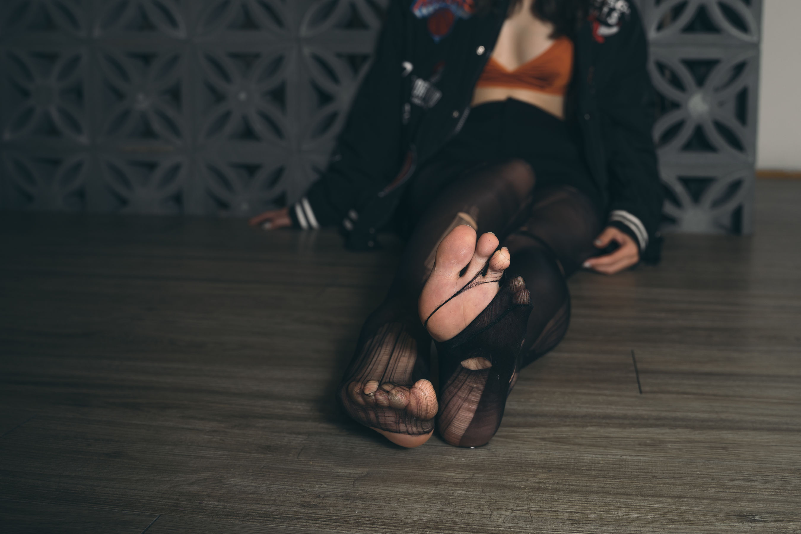 [福利COS] Limerence 性感妹子!近距离撕扯黑丝袜展示嫩足