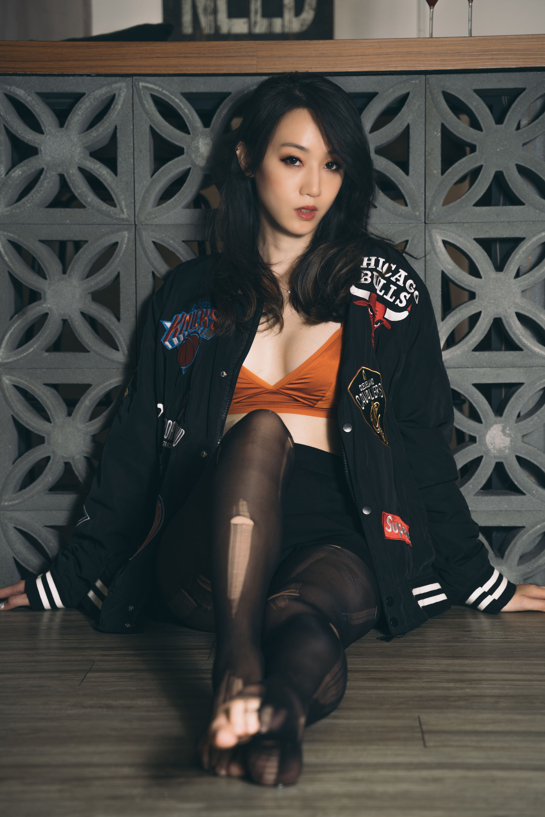 [福利COS] Limerence 性感妹子!近距离撕扯黑丝袜展示嫩足