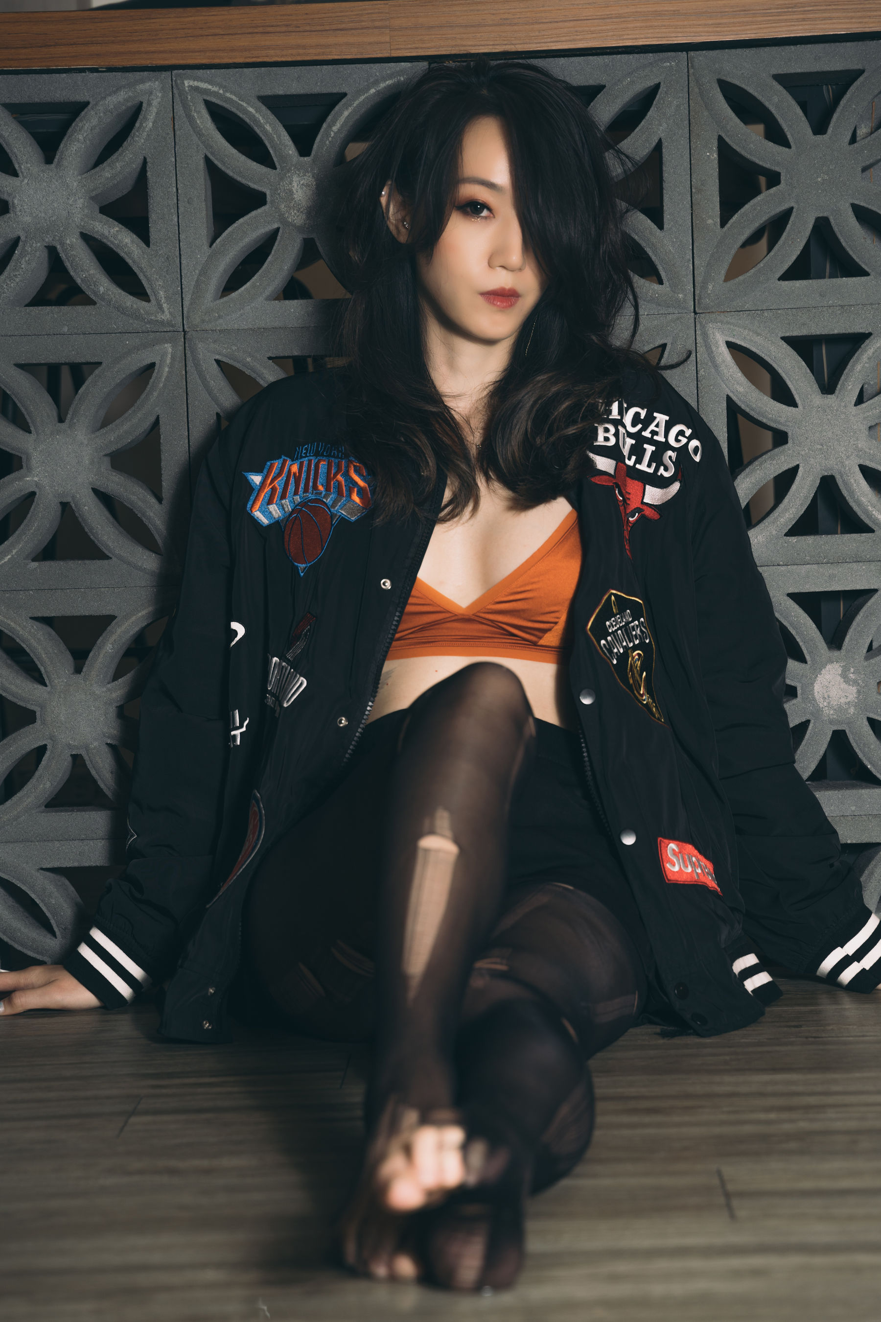 [福利COS] Limerence 性感妹子!近距离撕扯黑丝袜展示嫩足