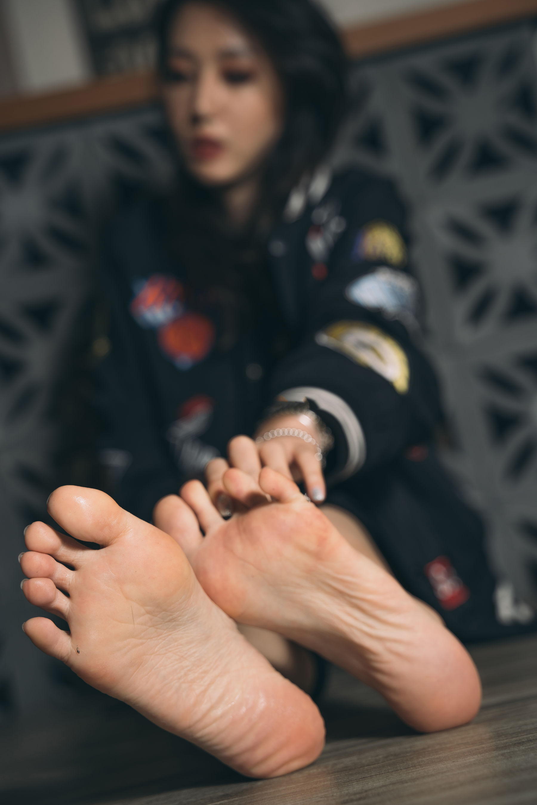 [福利COS] Limerence 性感妹子!近距离撕扯黑丝袜展示嫩足