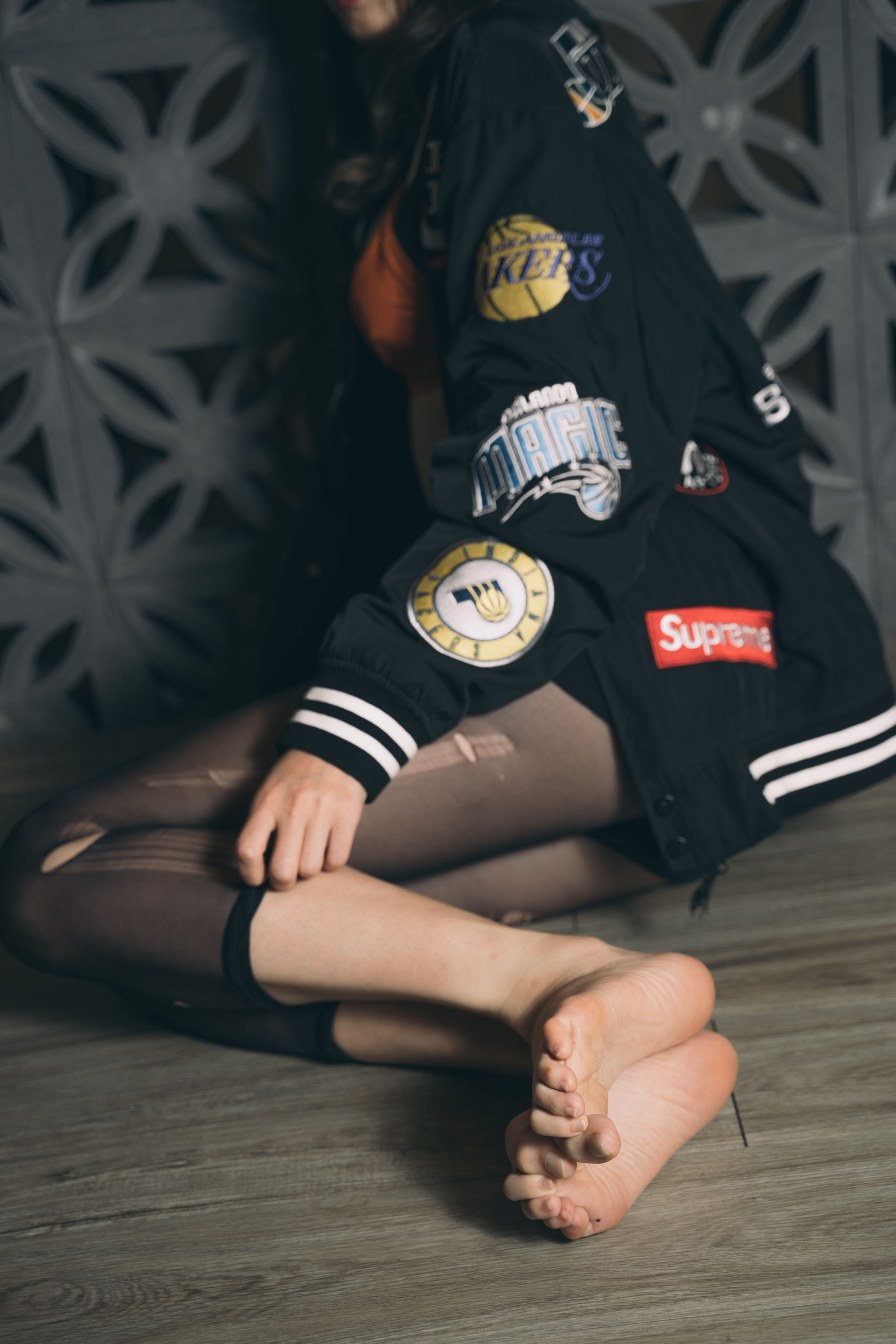 [福利COS] Limerence 性感妹子!近距离撕扯黑丝袜展示嫩足