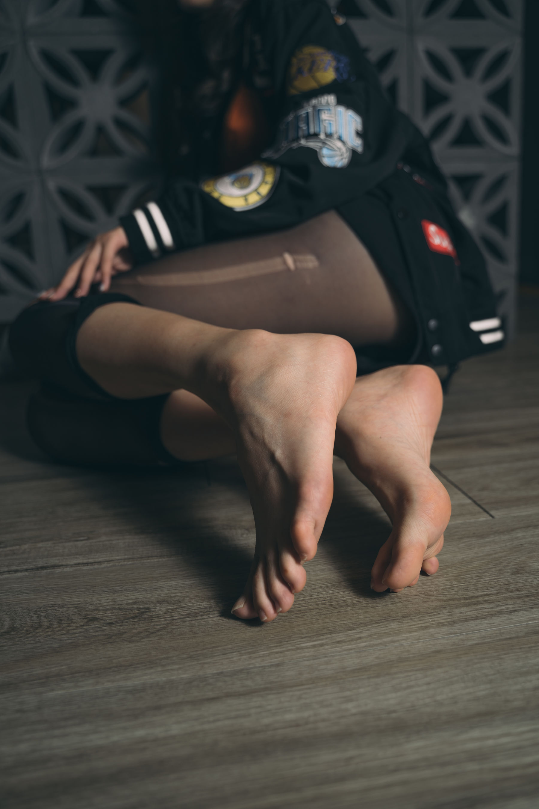 [福利COS] Limerence 性感妹子!近距离撕扯黑丝袜展示嫩足