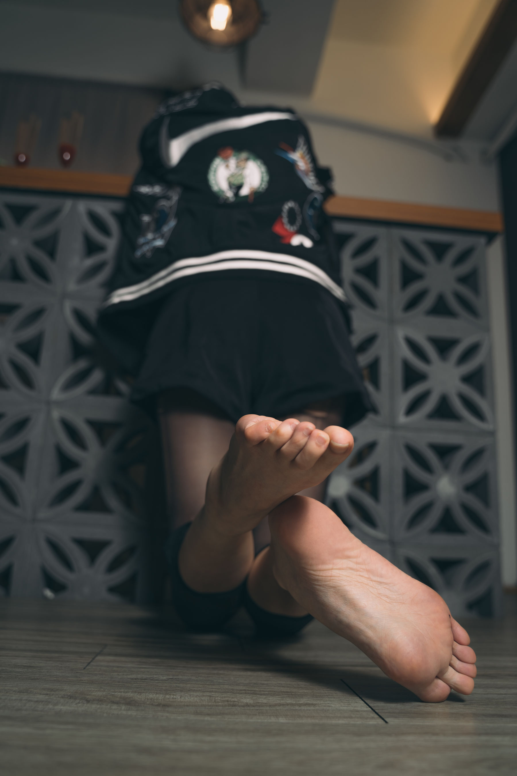 [福利COS] Limerence 性感妹子!近距离撕扯黑丝袜展示嫩足
