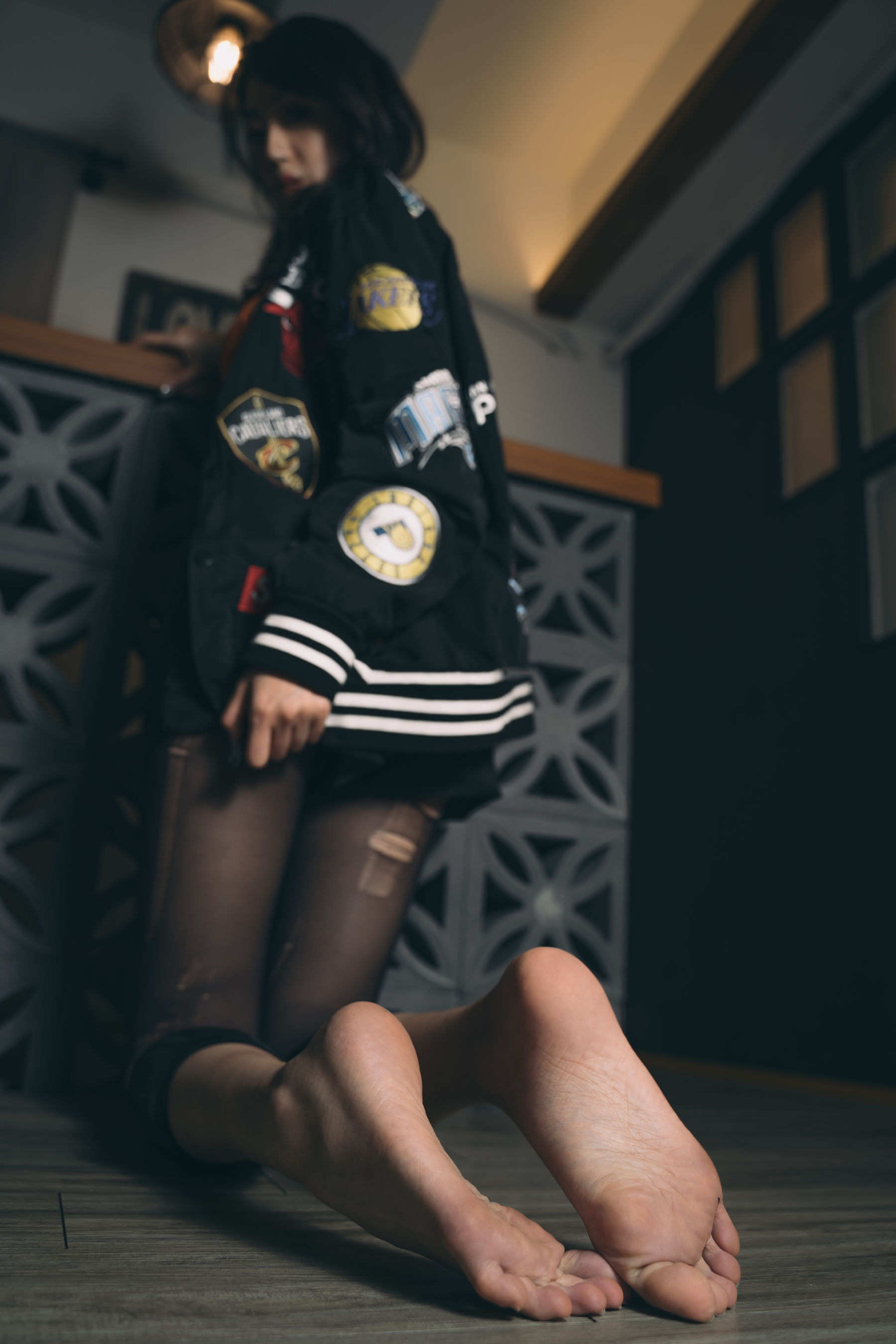 [福利COS] Limerence 性感妹子!近距离撕扯黑丝袜展示嫩足
