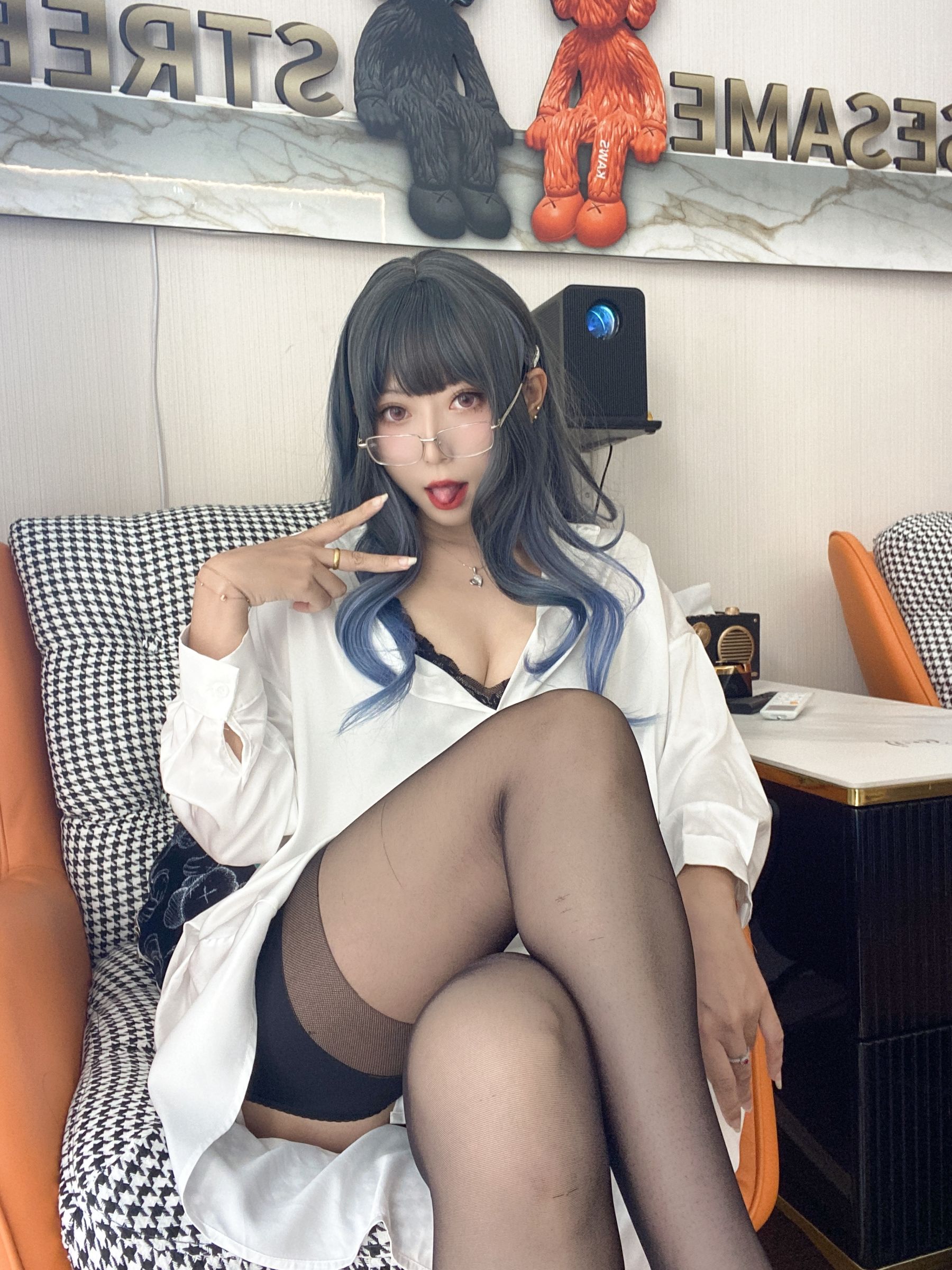 [福利COS] 动漫博主Money冷冷 - 白衬衫