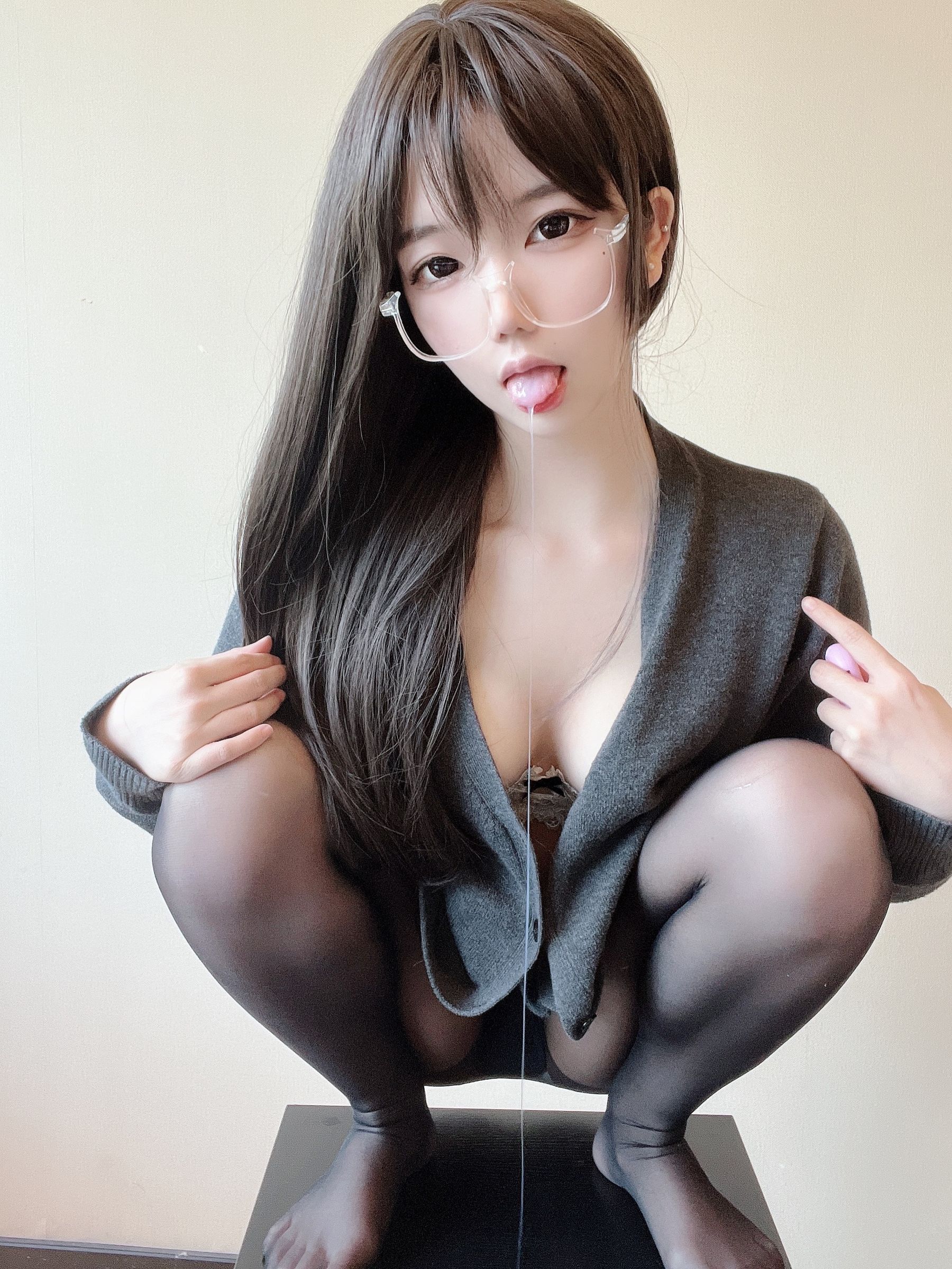[福利COS] 莉犬酱 - 黑丝白蕾丝