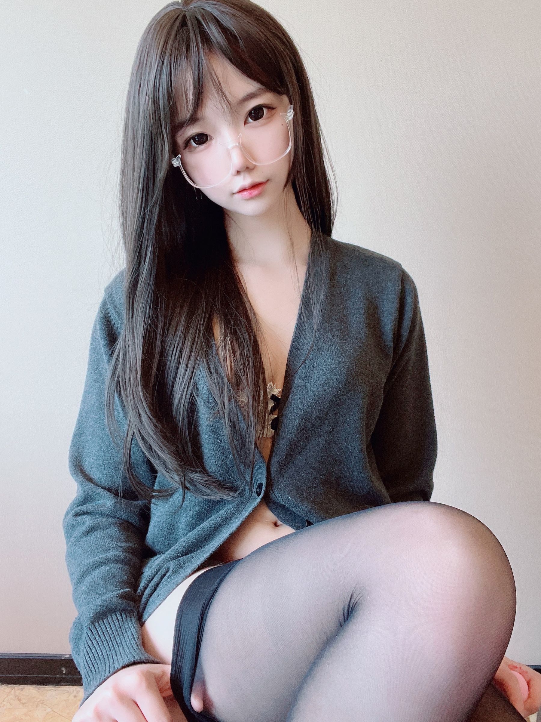 [福利COS] 莉犬酱 - 黑丝白蕾丝