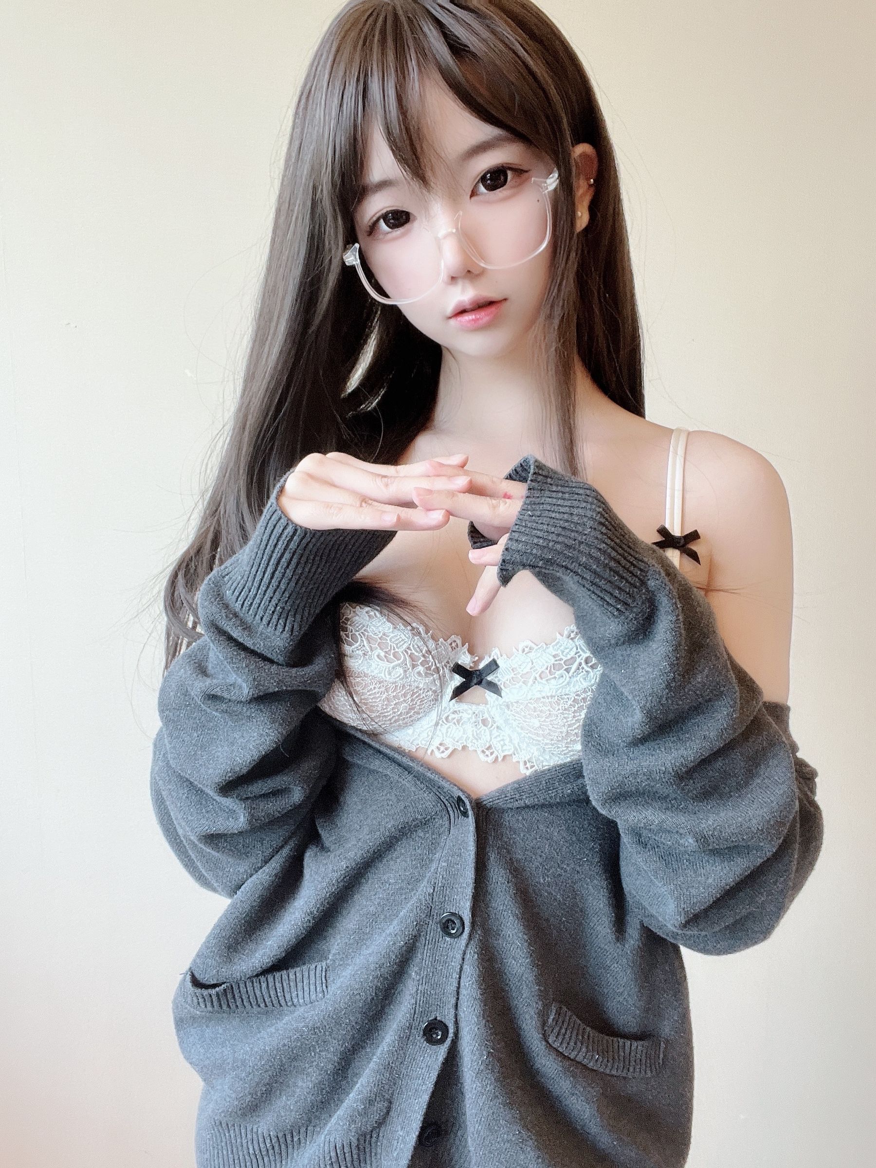 [福利COS] 莉犬酱 - 黑丝白蕾丝