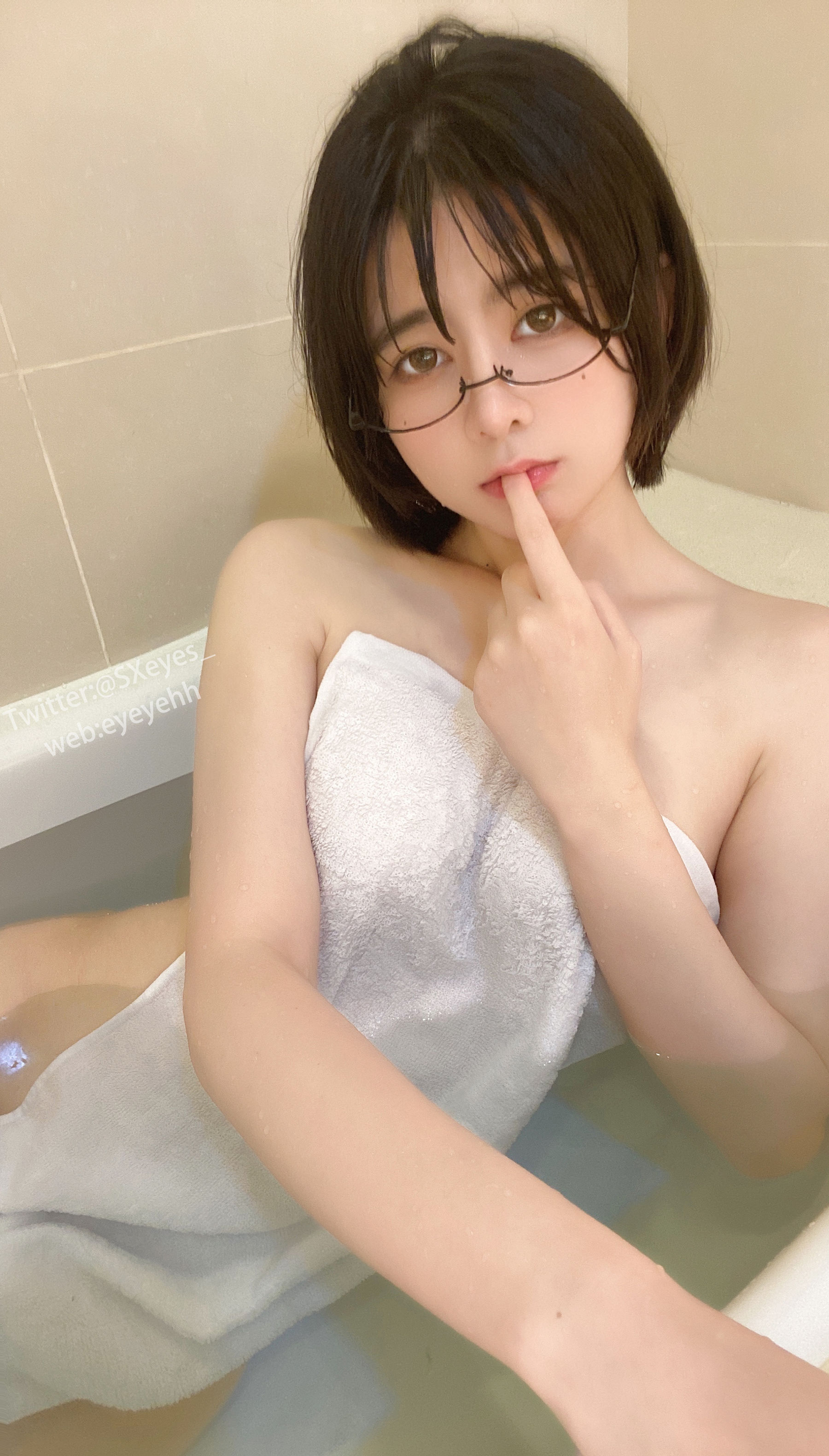 [福利COS] 萌妹子眼酱大魔王w - 风吕に入る