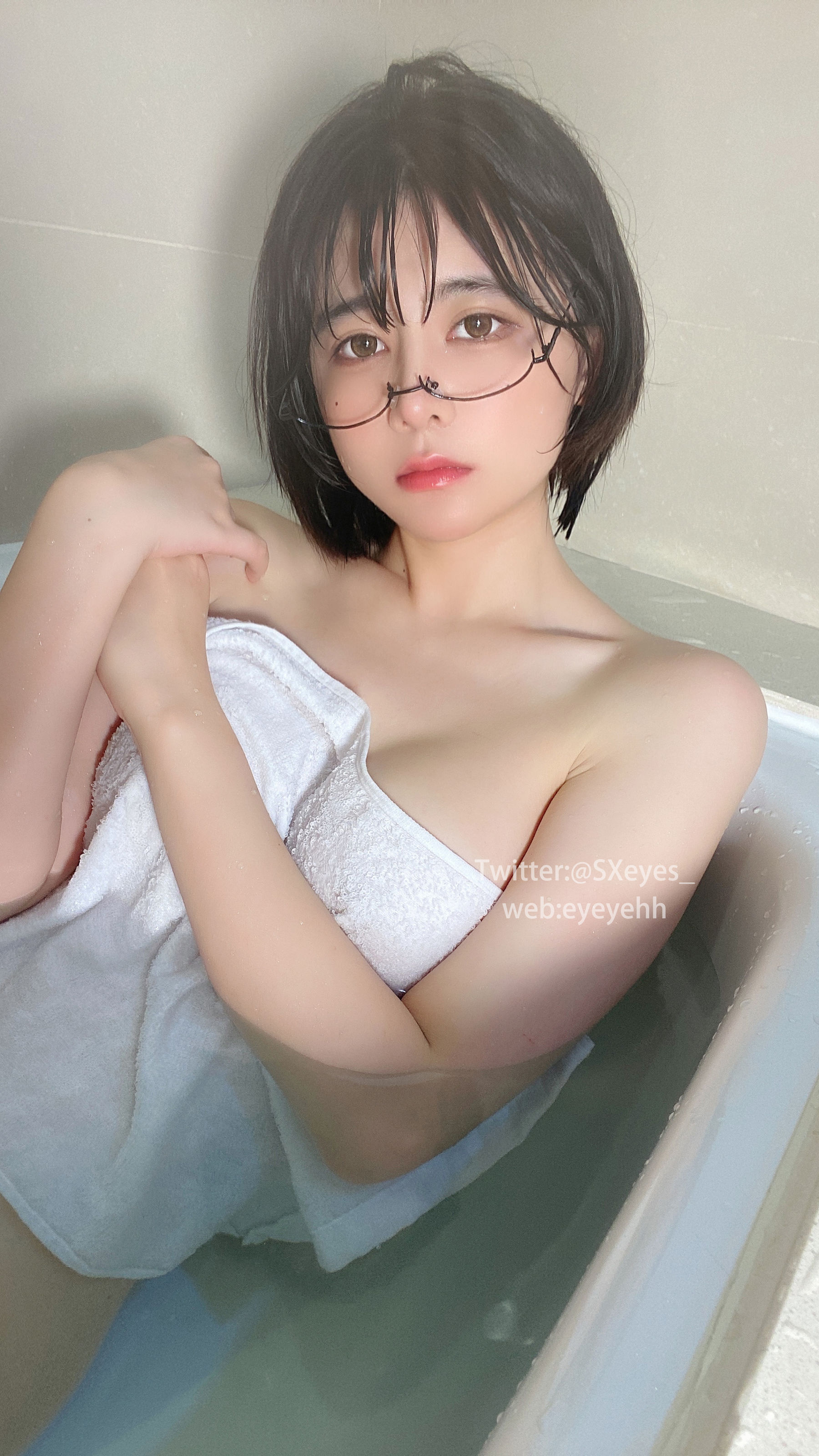 [福利COS] 萌妹子眼酱大魔王w - 风吕に入る