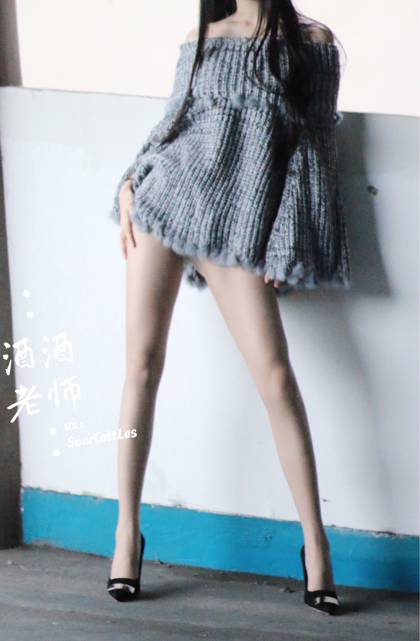 [福利COS] 酒酒老师 - 停车场里的超短裙