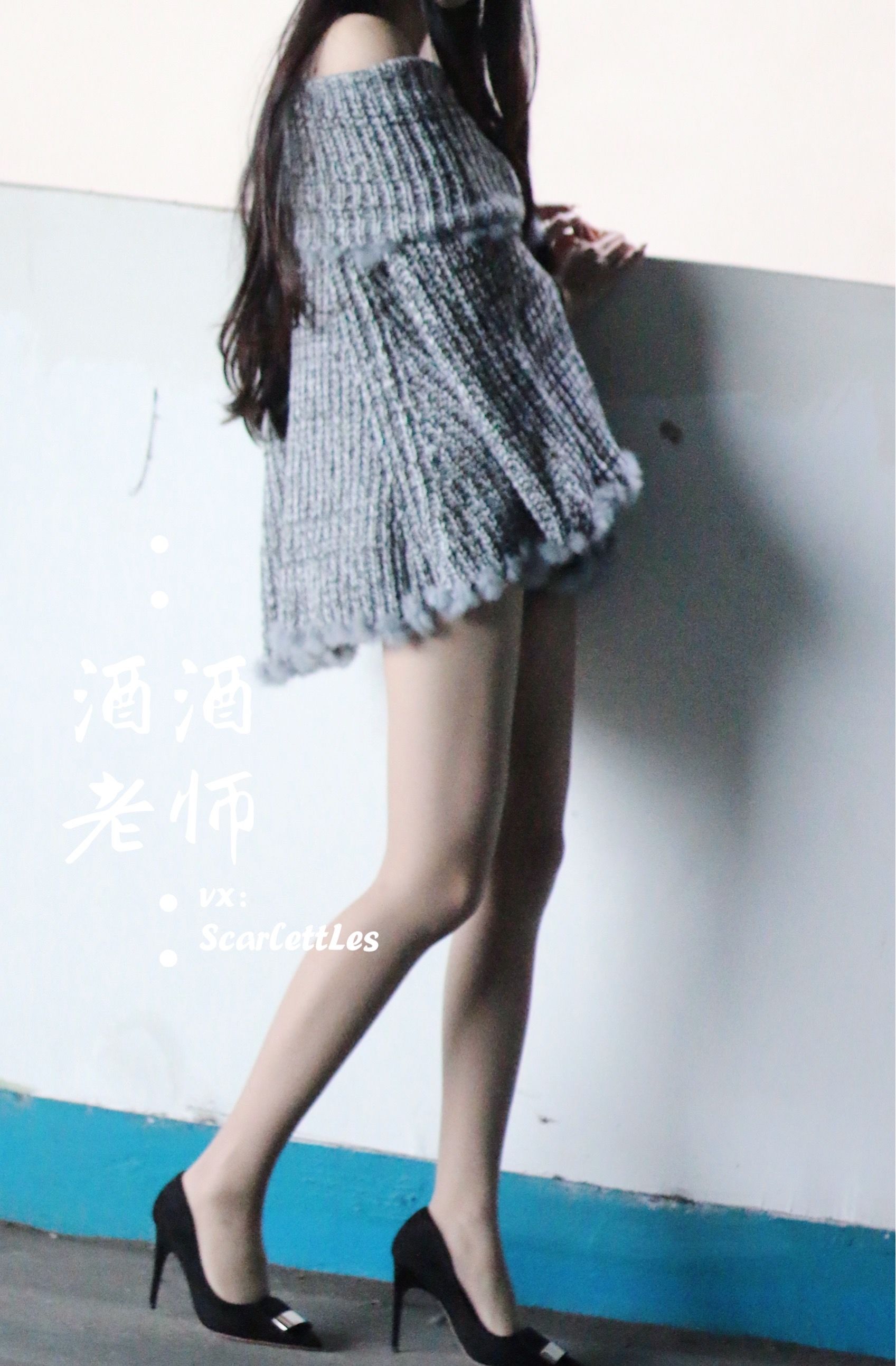 [福利COS] 酒酒老师 - 停车场里的超短裙