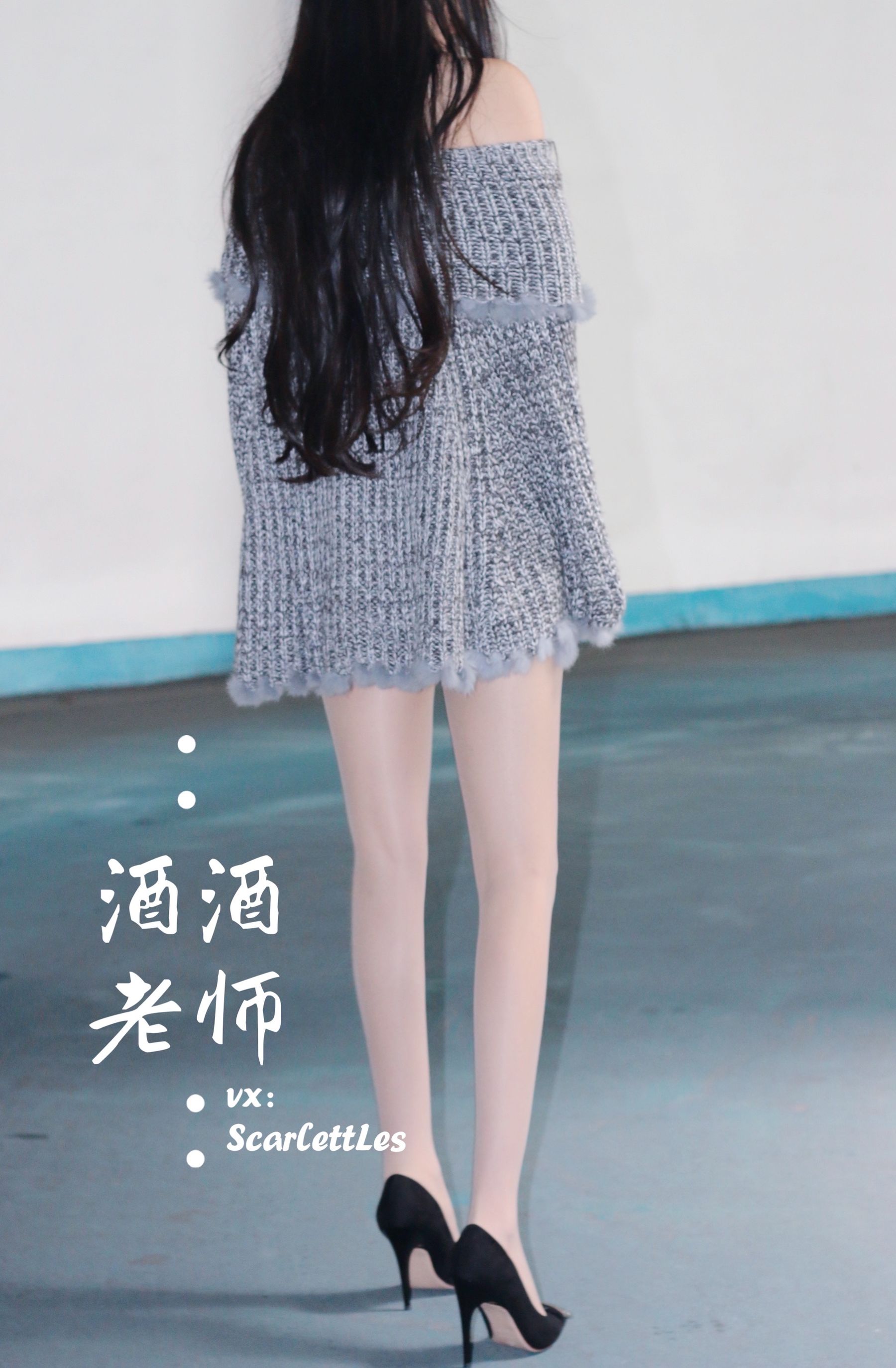 [福利COS] 酒酒老师 - 停车场里的超短裙