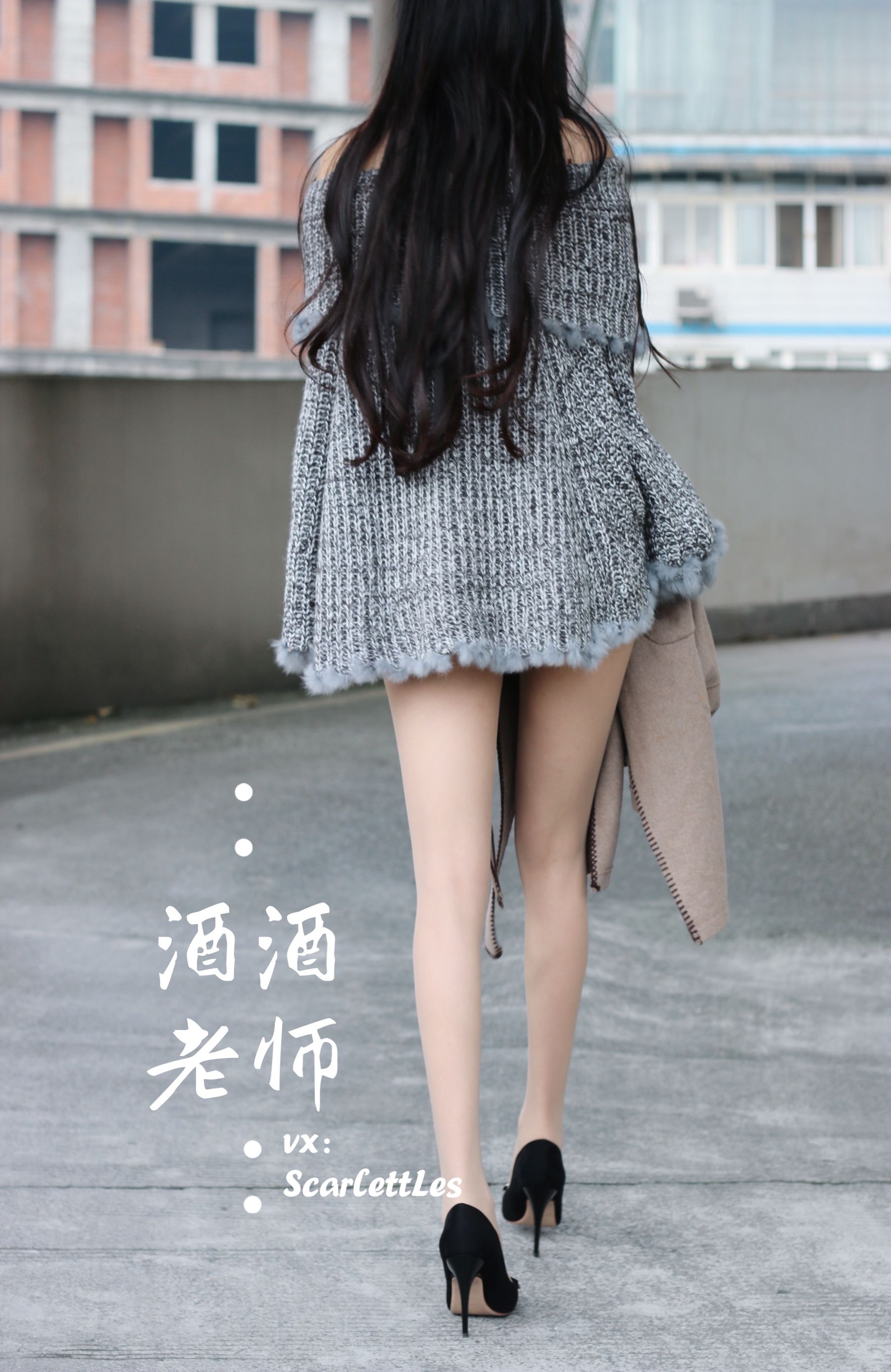 [福利COS] 酒酒老师 - 停车场里的超短裙