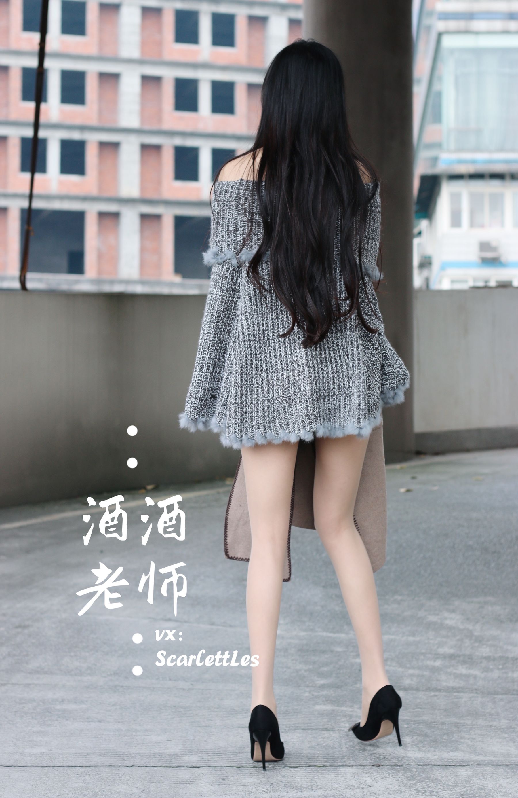 [福利COS] 酒酒老师 - 停车场里的超短裙