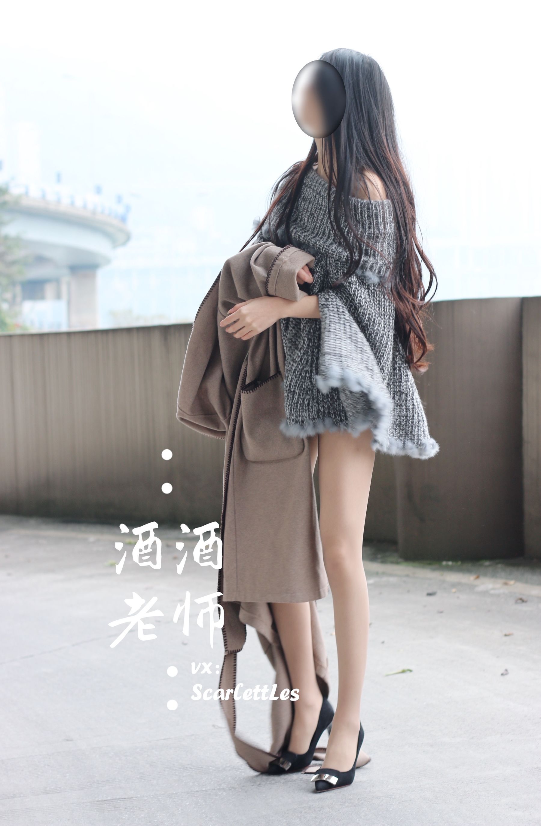 [福利COS] 酒酒老师 - 停车场里的超短裙