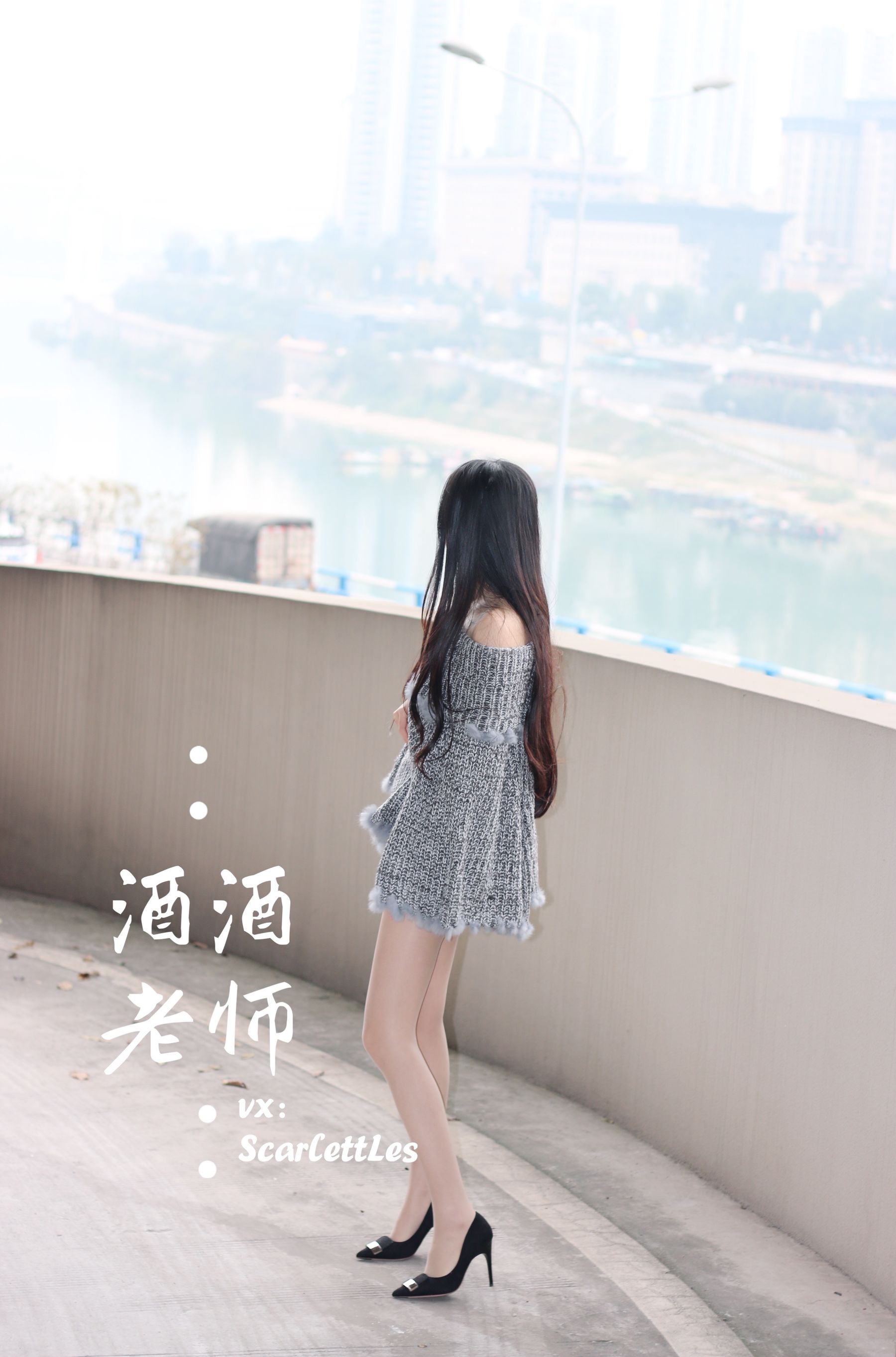 [福利COS] 酒酒老师 - 停车场里的超短裙